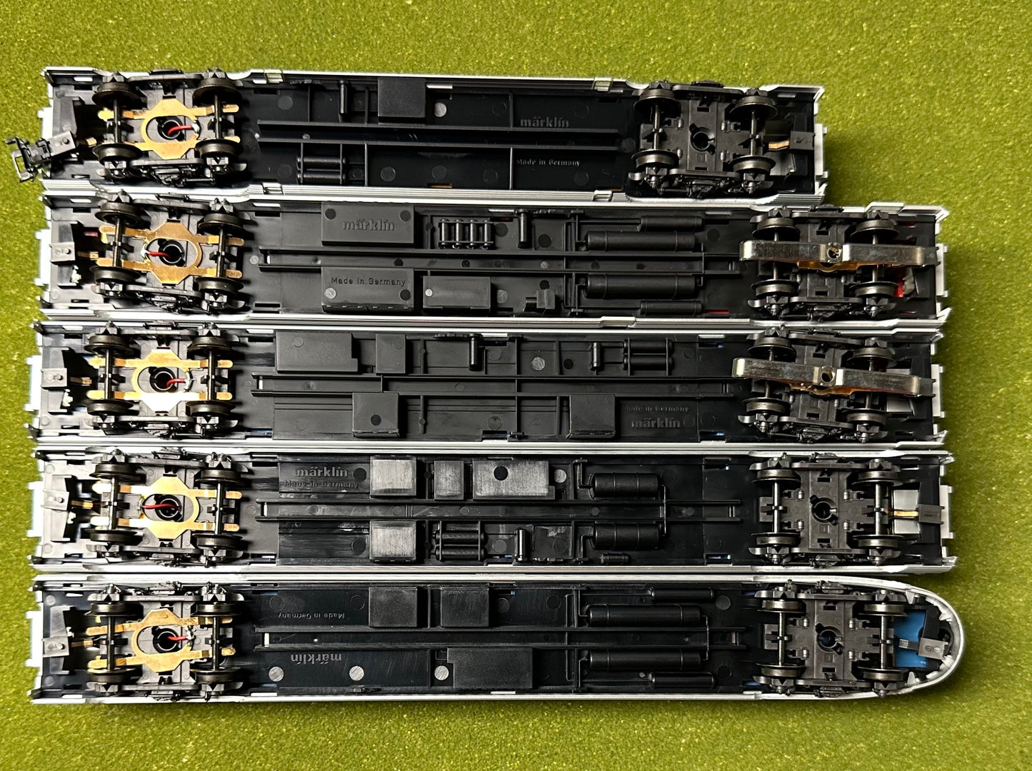 Marklin 43600 HO 3-Rail AC 5pc Amtrak Passenger Car Streamliner Set