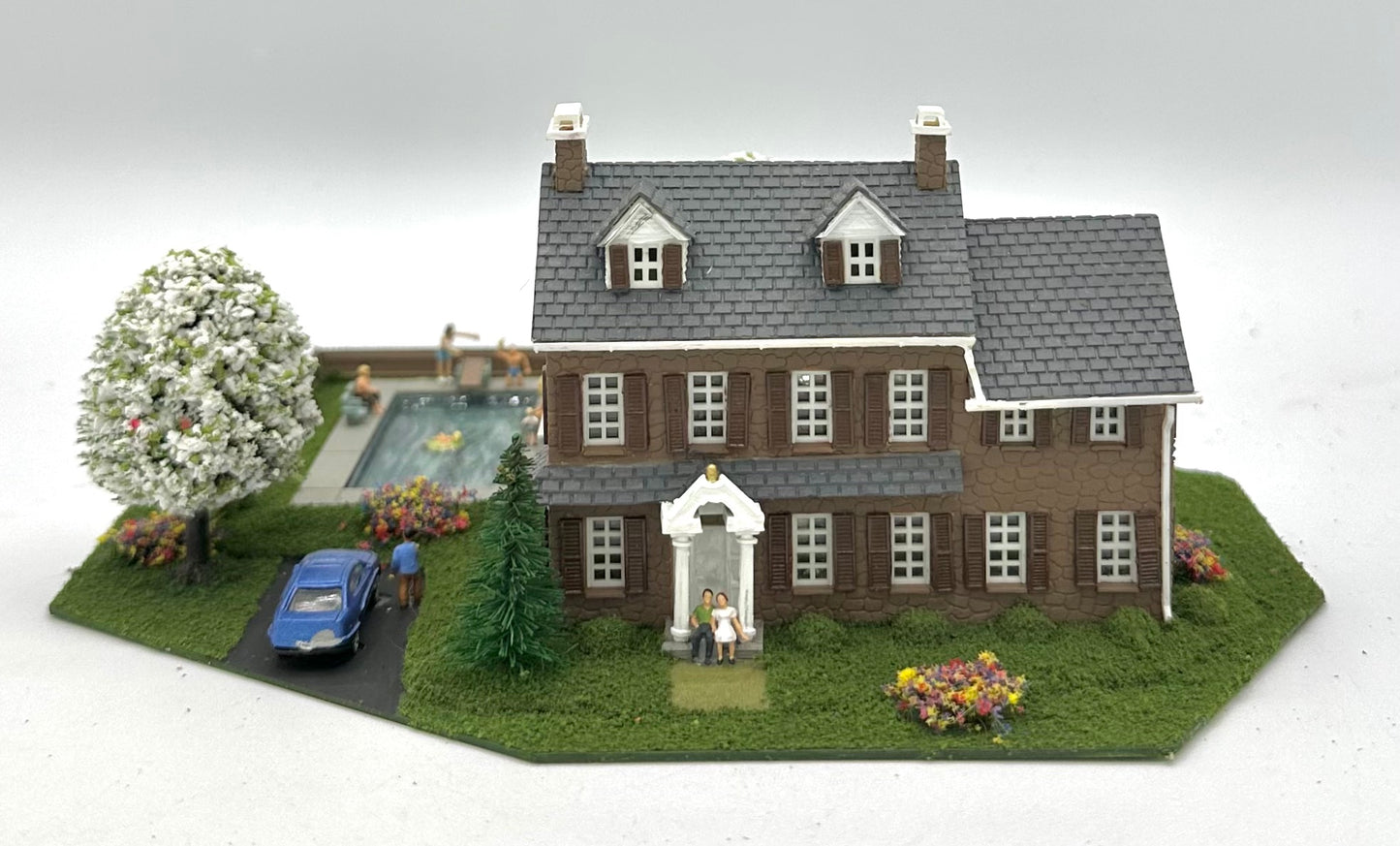 Model Power Country House Landscaped Yard + Swimming Pool Lighted Diorama