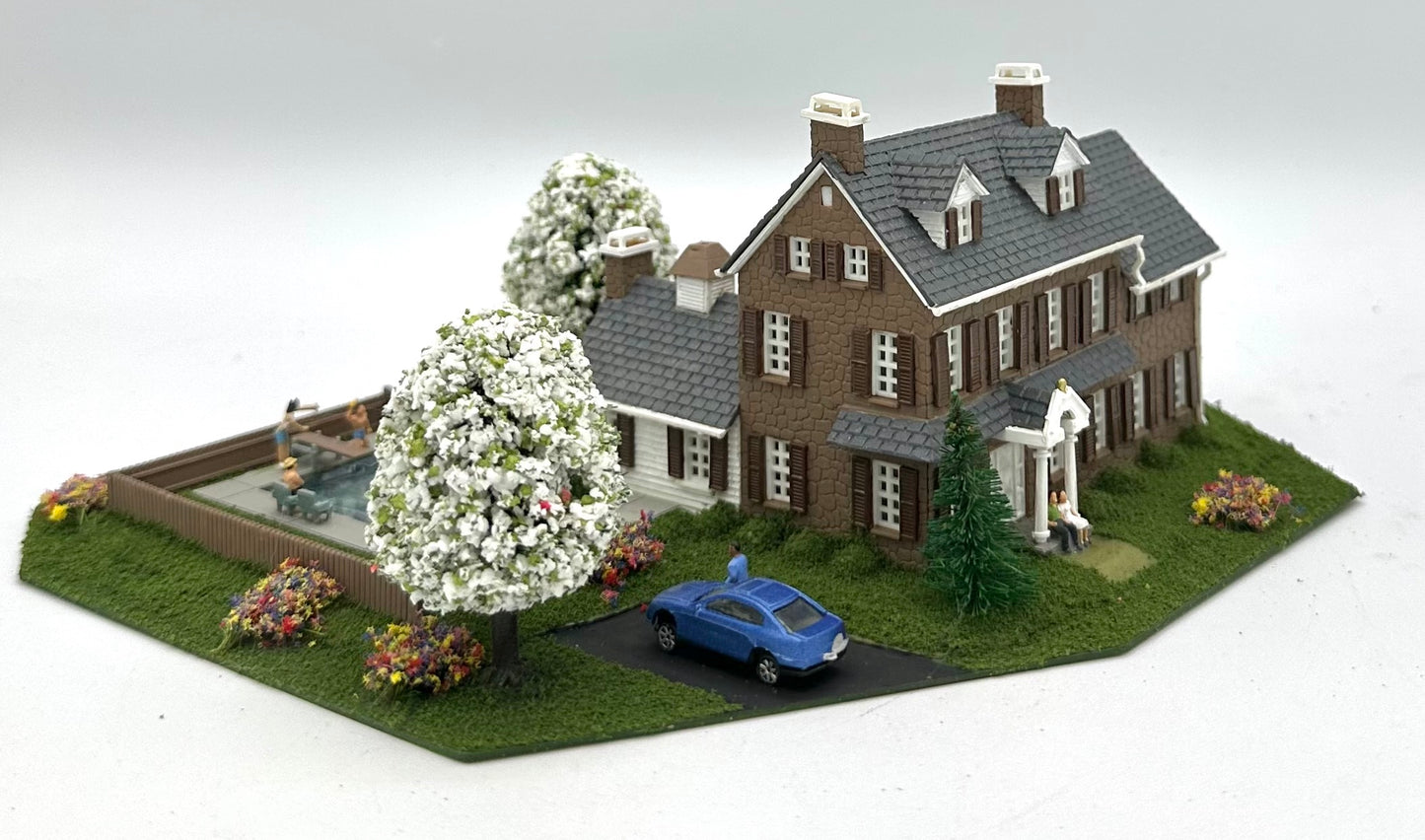 Model Power Country House Landscaped Yard + Swimming Pool Lighted Diorama