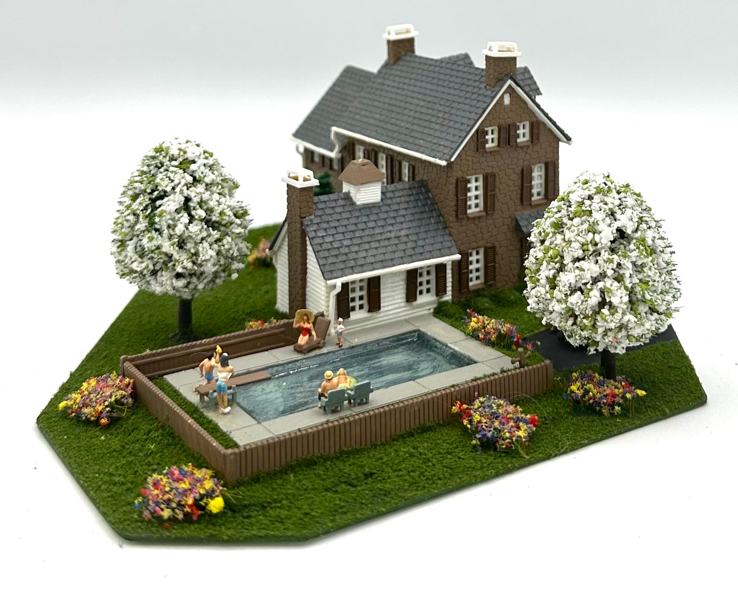 Model Power Country House Landscaped Yard + Swimming Pool Lighted Diorama