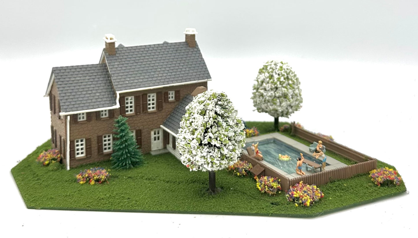 Model Power Country House Landscaped Yard + Swimming Pool Lighted Diorama