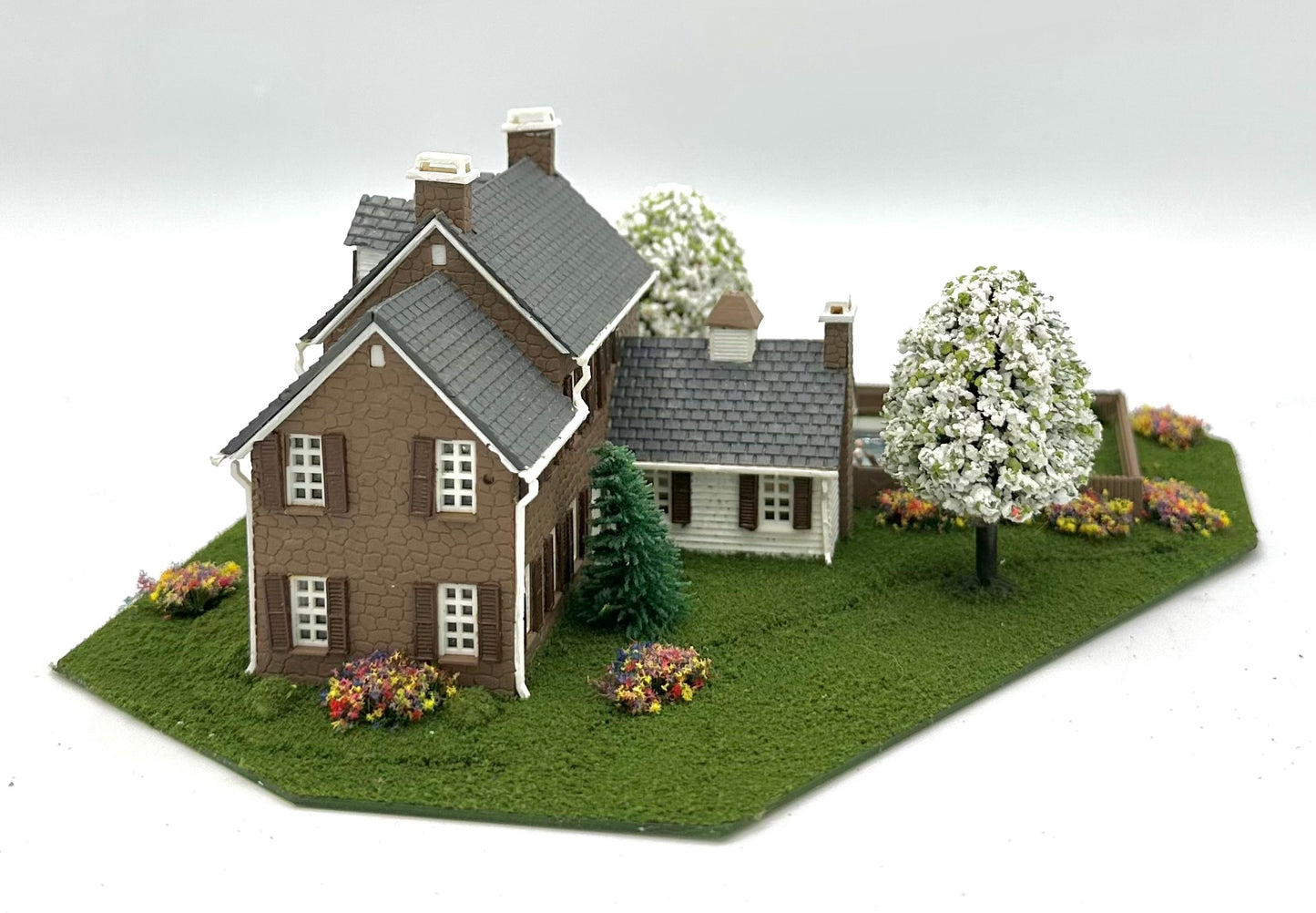 Model Power Country House Landscaped Yard + Swimming Pool Lighted Diorama