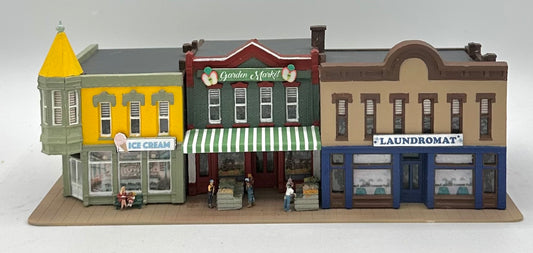 DPM N Scale,Row of 3 Shops individually LED lighted,Custom-painted Street Figures