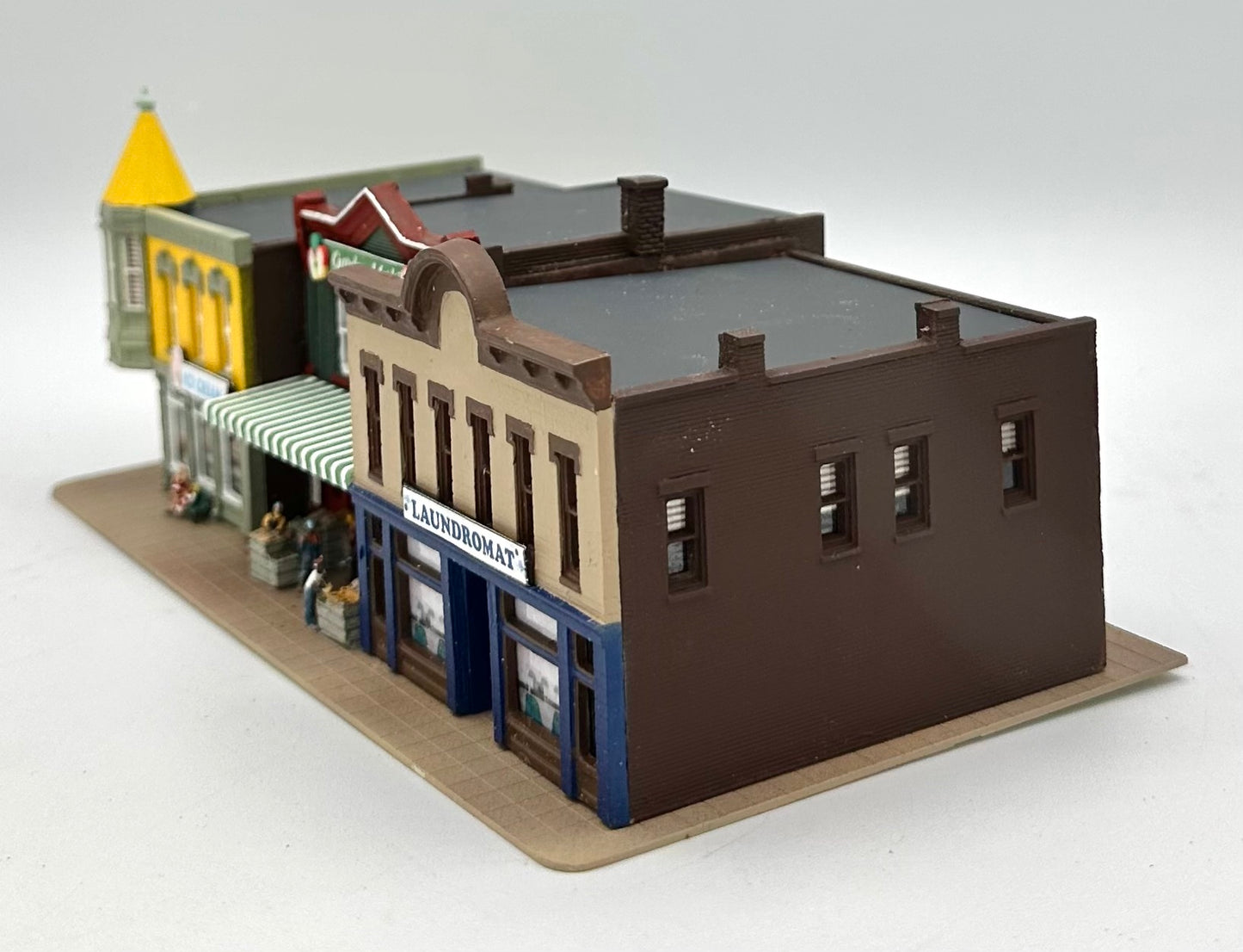 DPM N Scale,Row of 3 Shops individually LED lighted,Custom-painted Street Figures