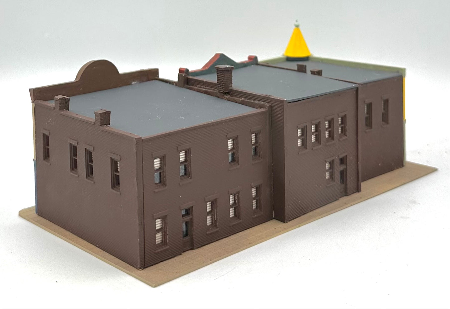 DPM N Scale,Row of 3 Shops individually LED lighted,Custom-painted Street Figures