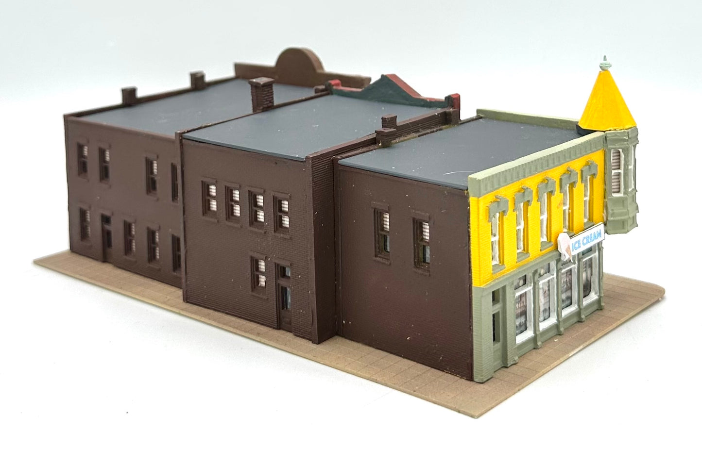 DPM N Scale,Row of 3 Shops individually LED lighted,Custom-painted Street Figures