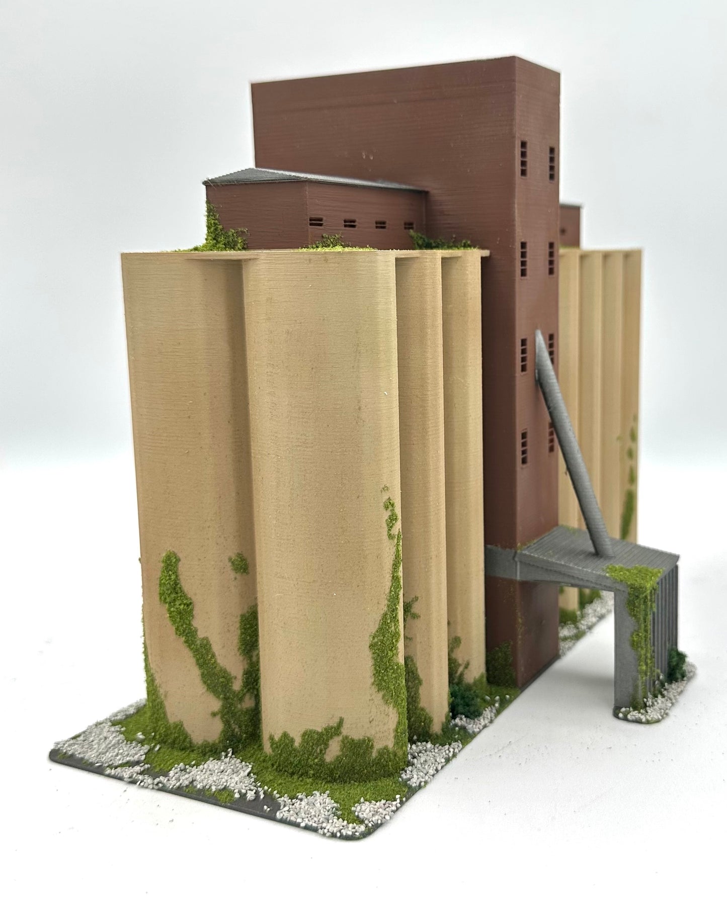 N Scale Grain Elevator Custom Painted/Weathered "Southern Grain" with Landscaping, Fully Assembled