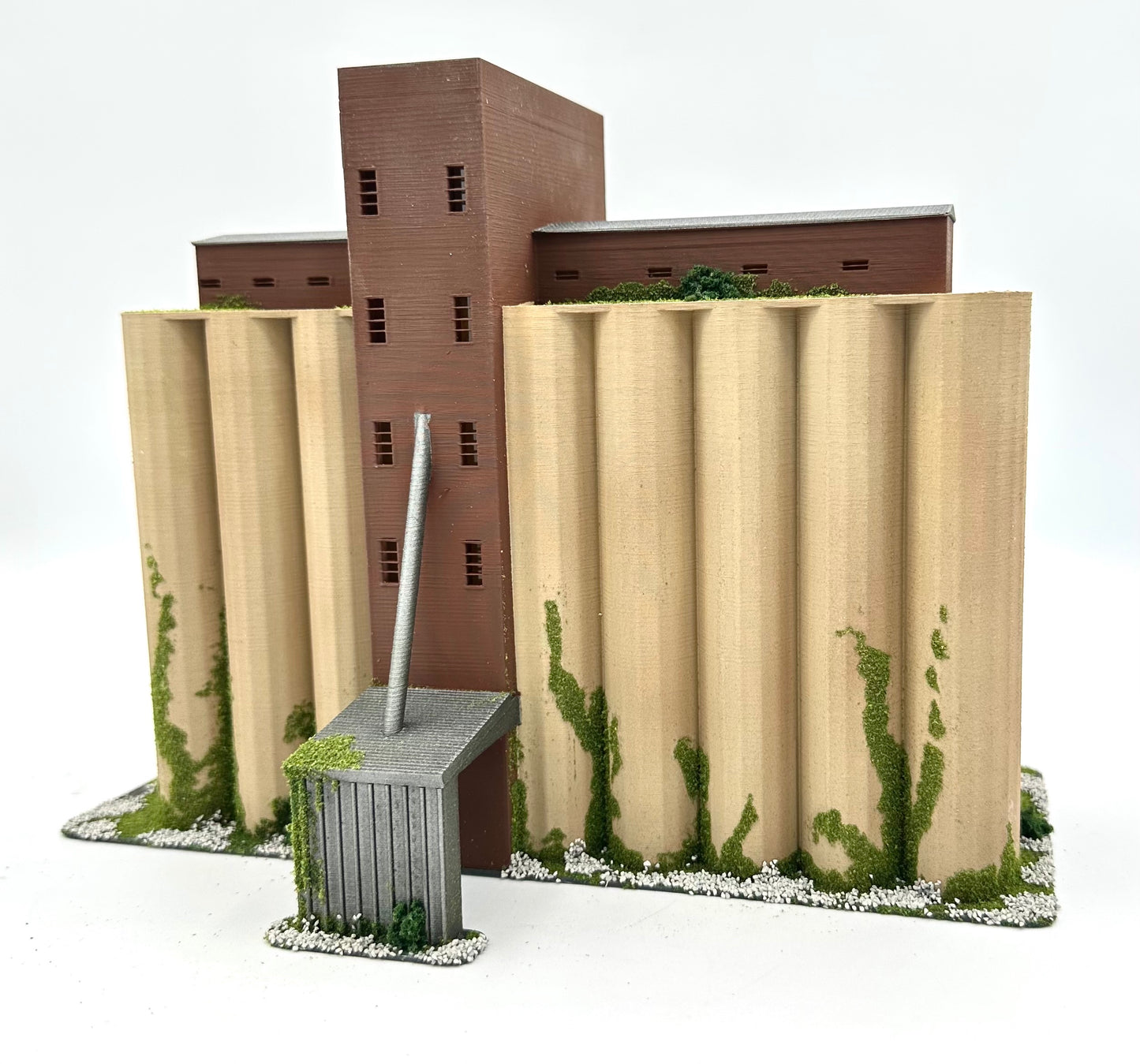 N Scale Grain Elevator Custom Painted/Weathered "Southern Grain" with Landscaping, Fully Assembled