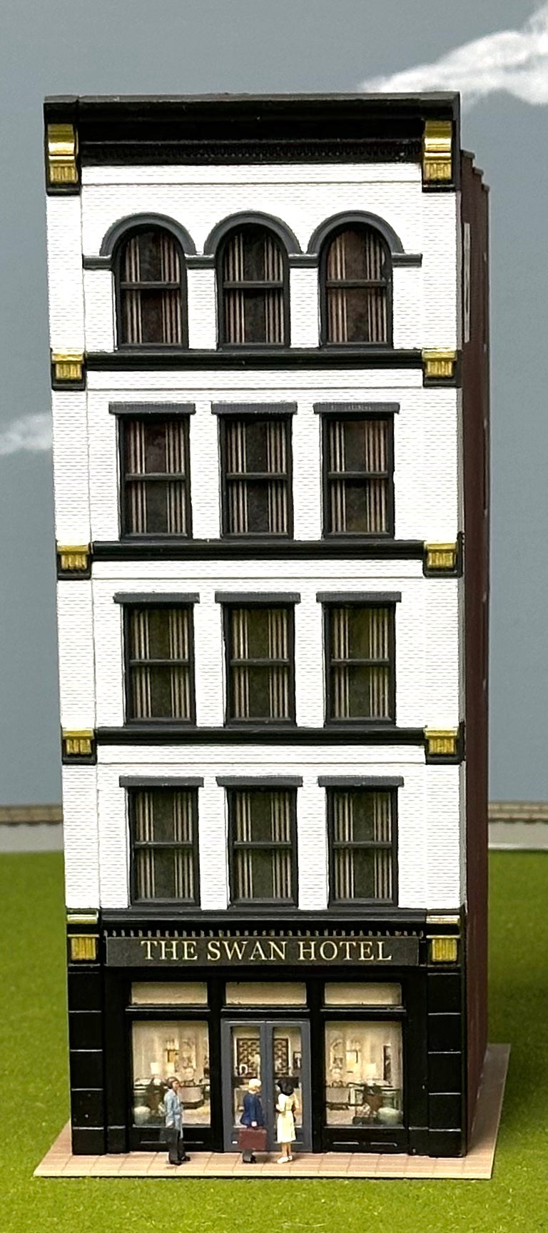 City Classics HO Scale Custom Painted 5-Story Art Deco Building "The Swan Hotel" Street Figures Lighted