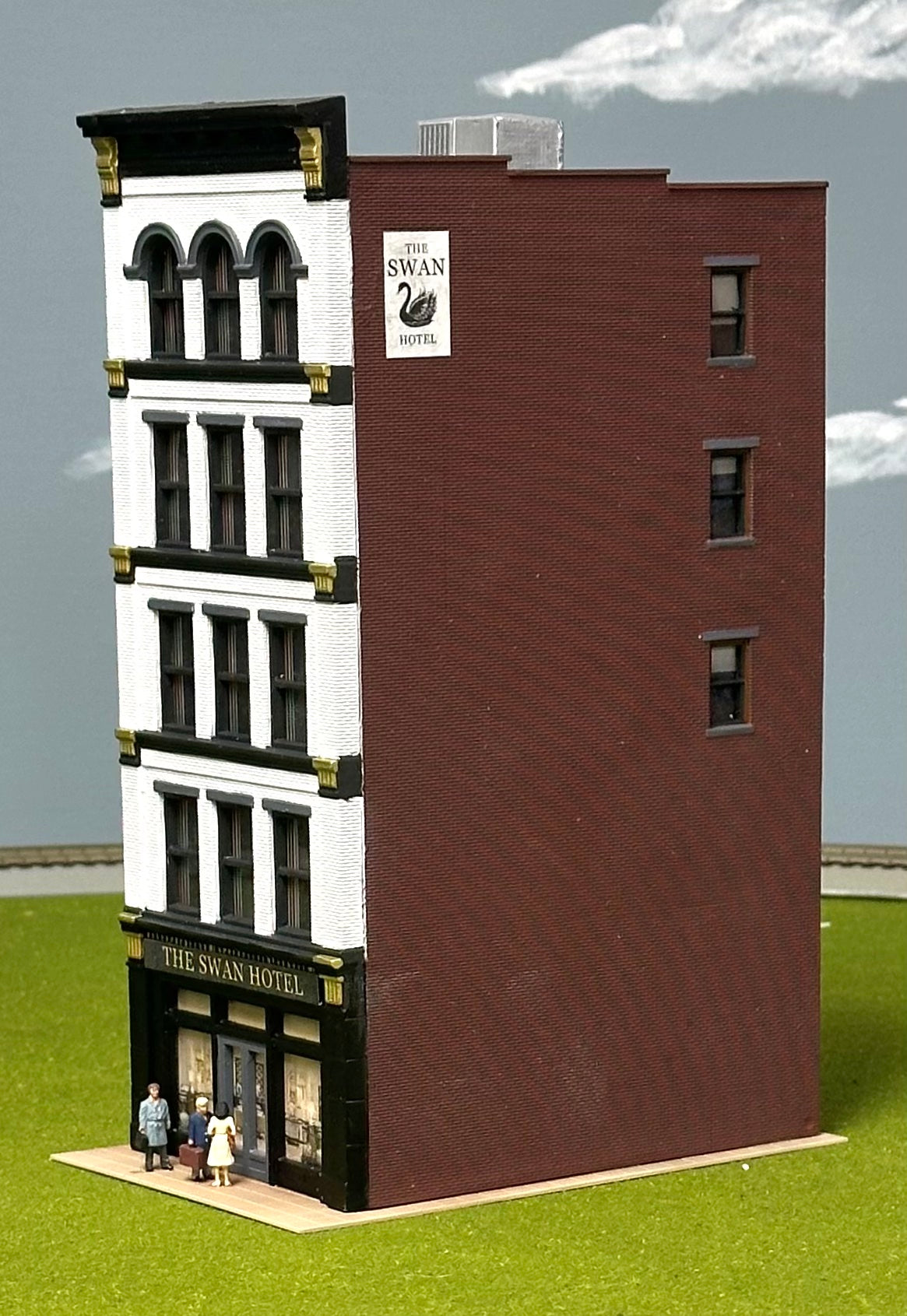 City Classics HO Scale Custom Painted 5-Story Art Deco Building "The Swan Hotel" Street Figures Lighted