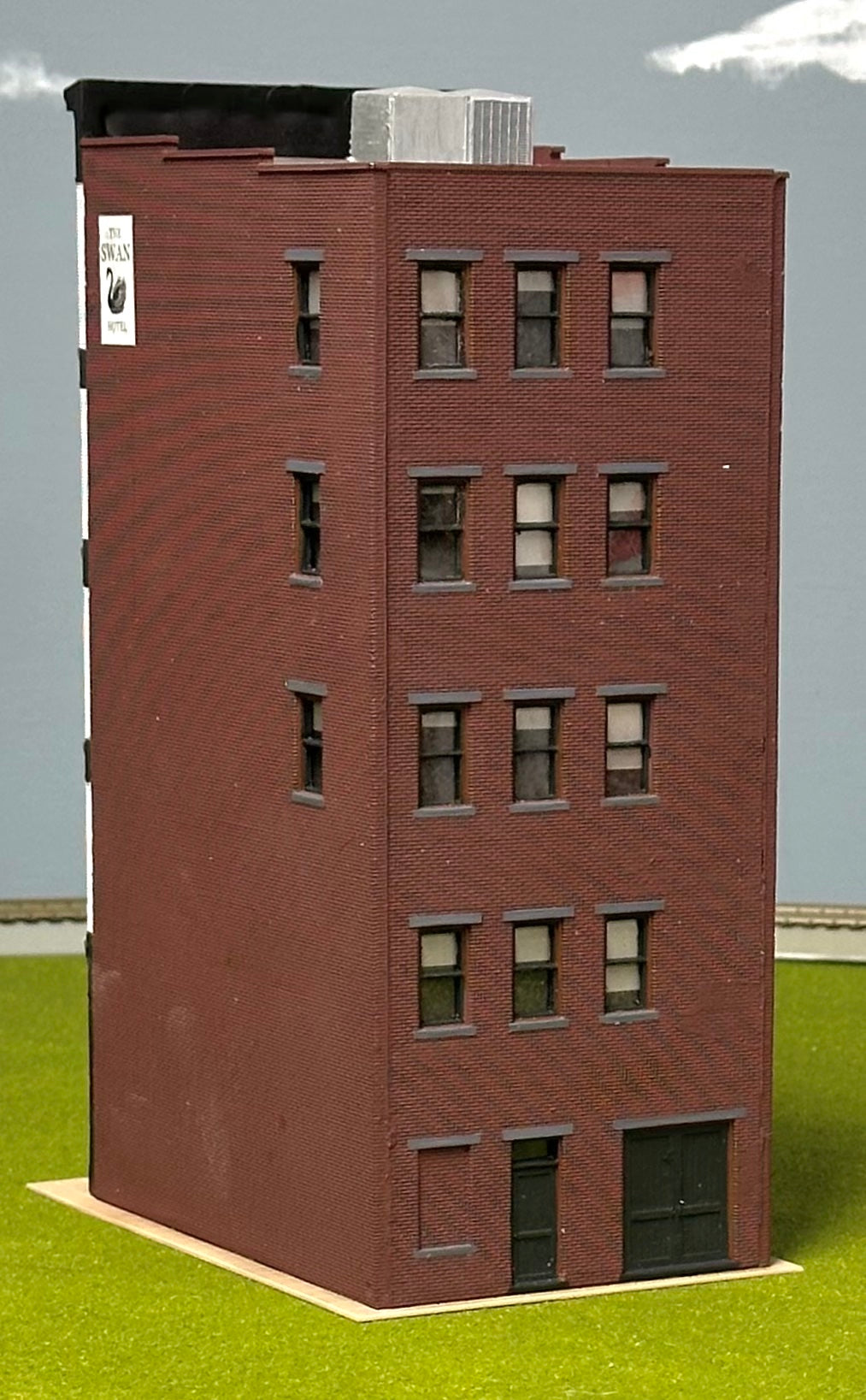 City Classics HO Scale Custom Painted 5-Story Art Deco Building "The Swan Hotel" Street Figures Lighted