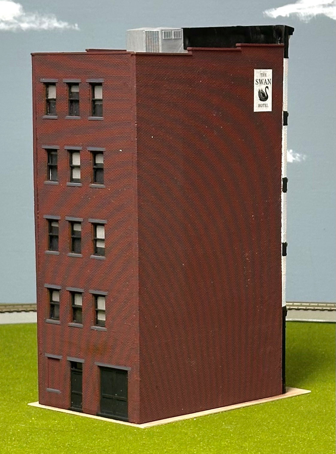 City Classics HO Scale Custom Painted 5-Story Art Deco Building "The Swan Hotel" Street Figures Lighted