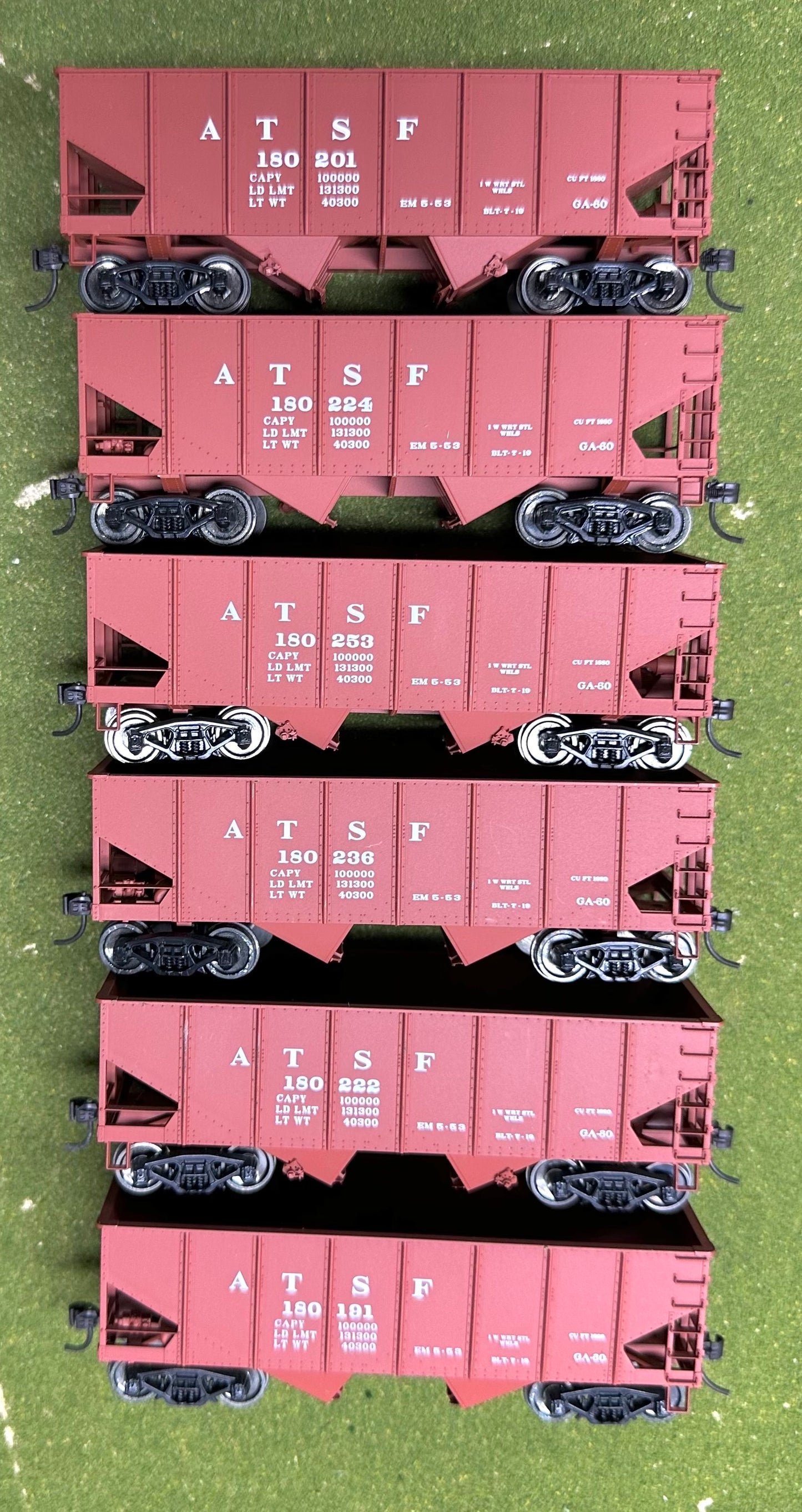 Accurail HO Scale AT&SF 2 Bay Ore Hoppers 6 cars Different Road No's