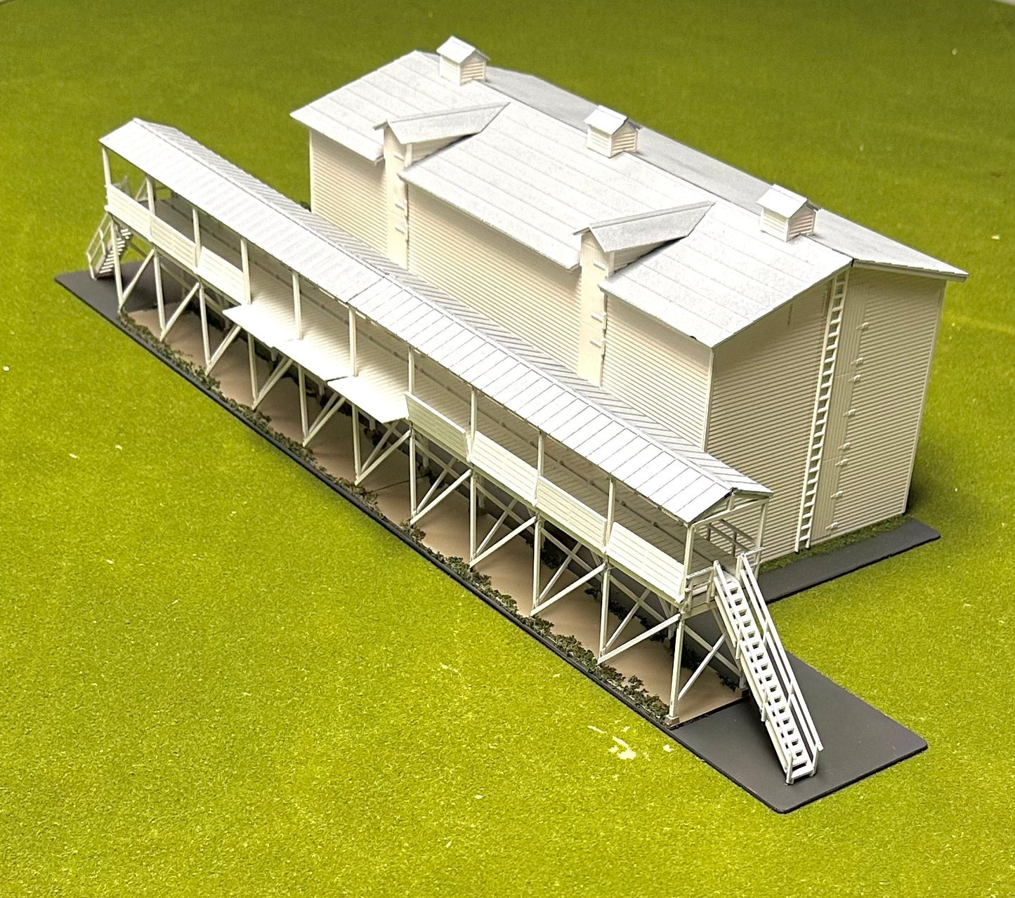 Walthers Cornerstone 933-3049 Ice House,& Icing Platform Custom Painted Building Diorama Fully Assembled
