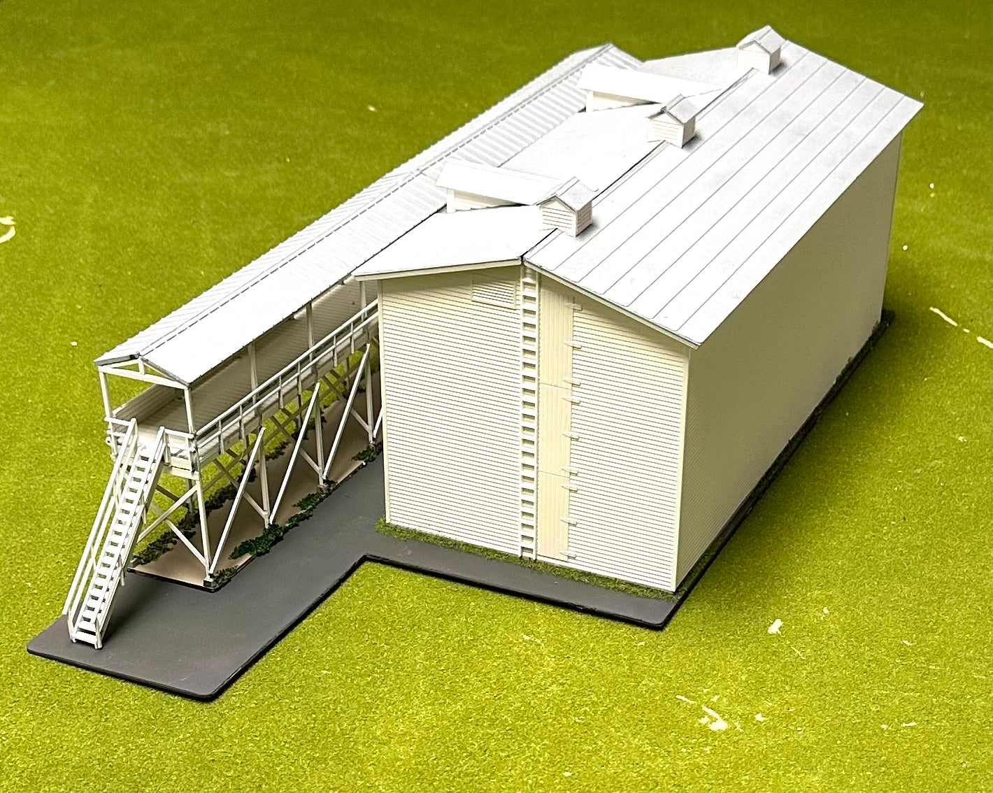Walthers Cornerstone 933-3049 Ice House,& Icing Platform Custom Painted Building Diorama Fully Assembled