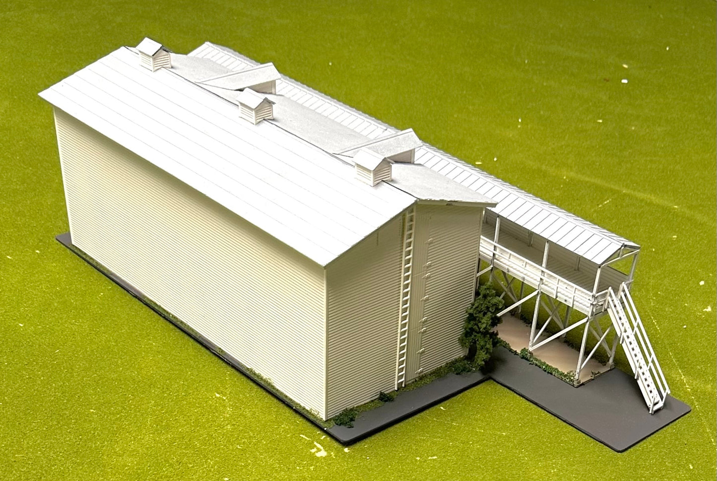 Walthers Cornerstone 933-3049 Ice House,& Icing Platform Custom Painted Building Diorama Fully Assembled