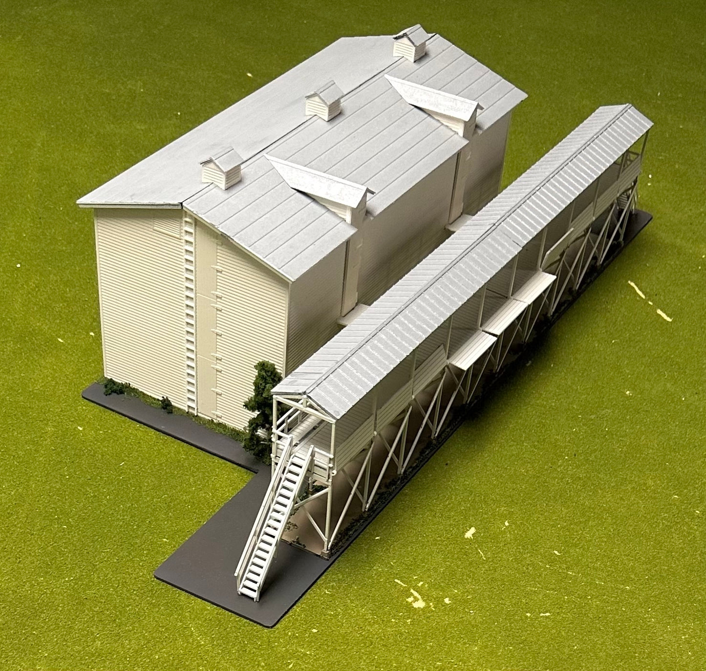 Walthers Cornerstone 933-3049 Ice House,& Icing Platform Custom Painted Building Diorama Fully Assembled