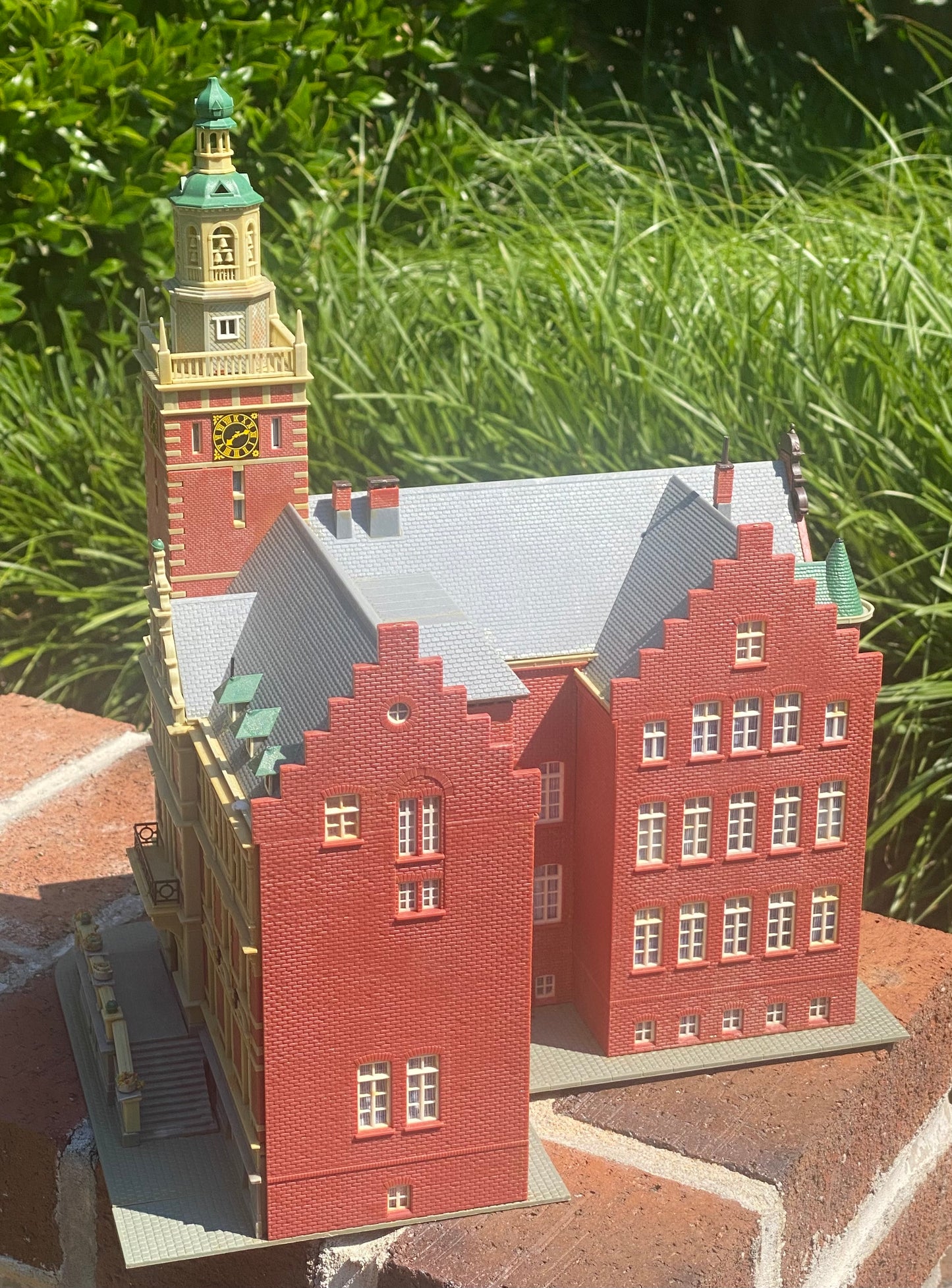 Kibri 38381 HO Leer Town Hall Building Fully Assembled