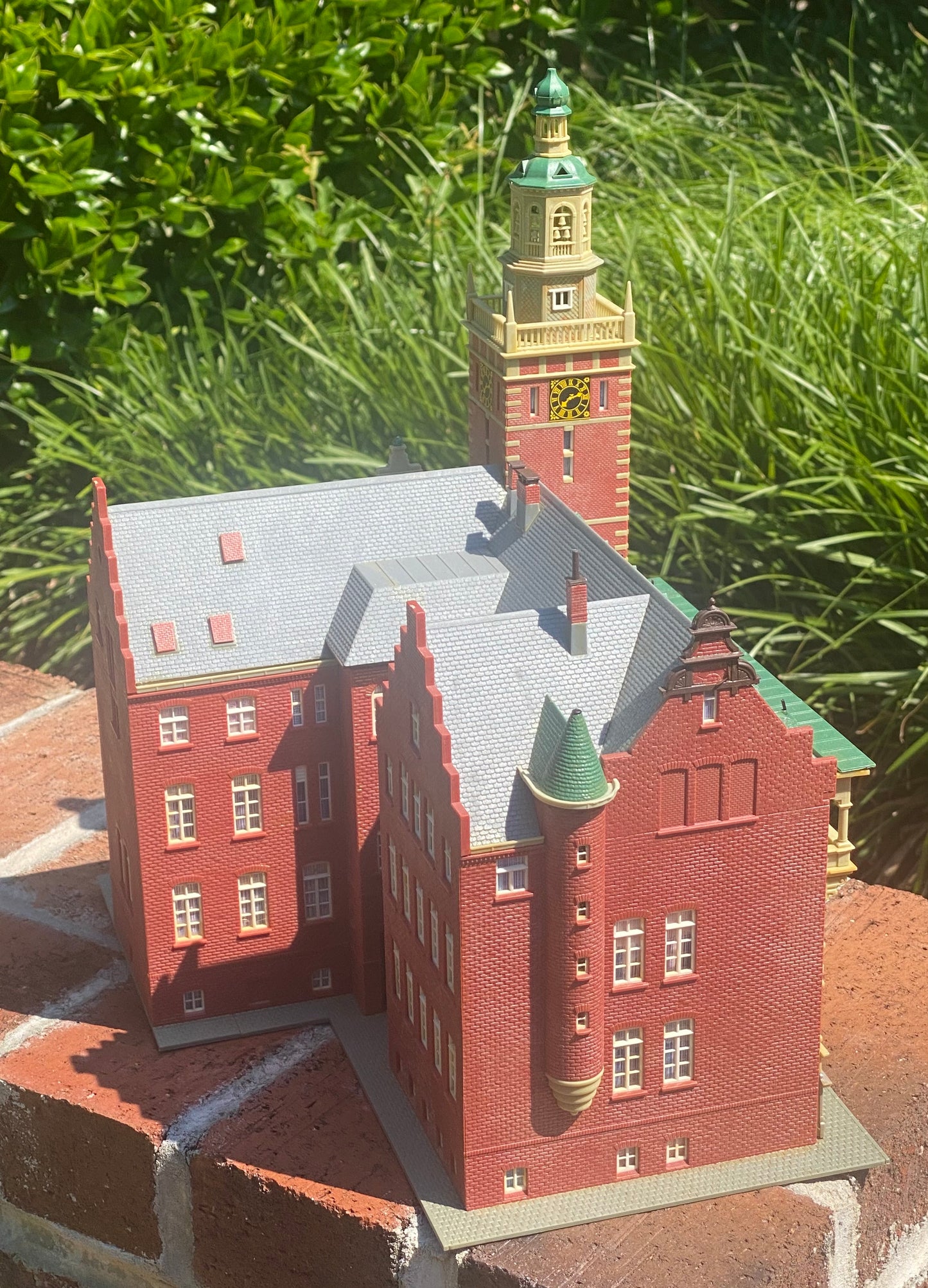Kibri 38381 HO Leer Town Hall Building Fully Assembled