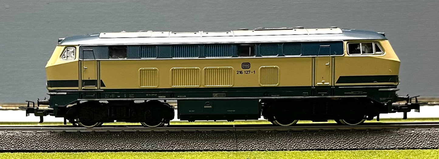 Marklin 3074 HO DB BR 216 127-1 3-Rail Analog AC Diesel Locomotive