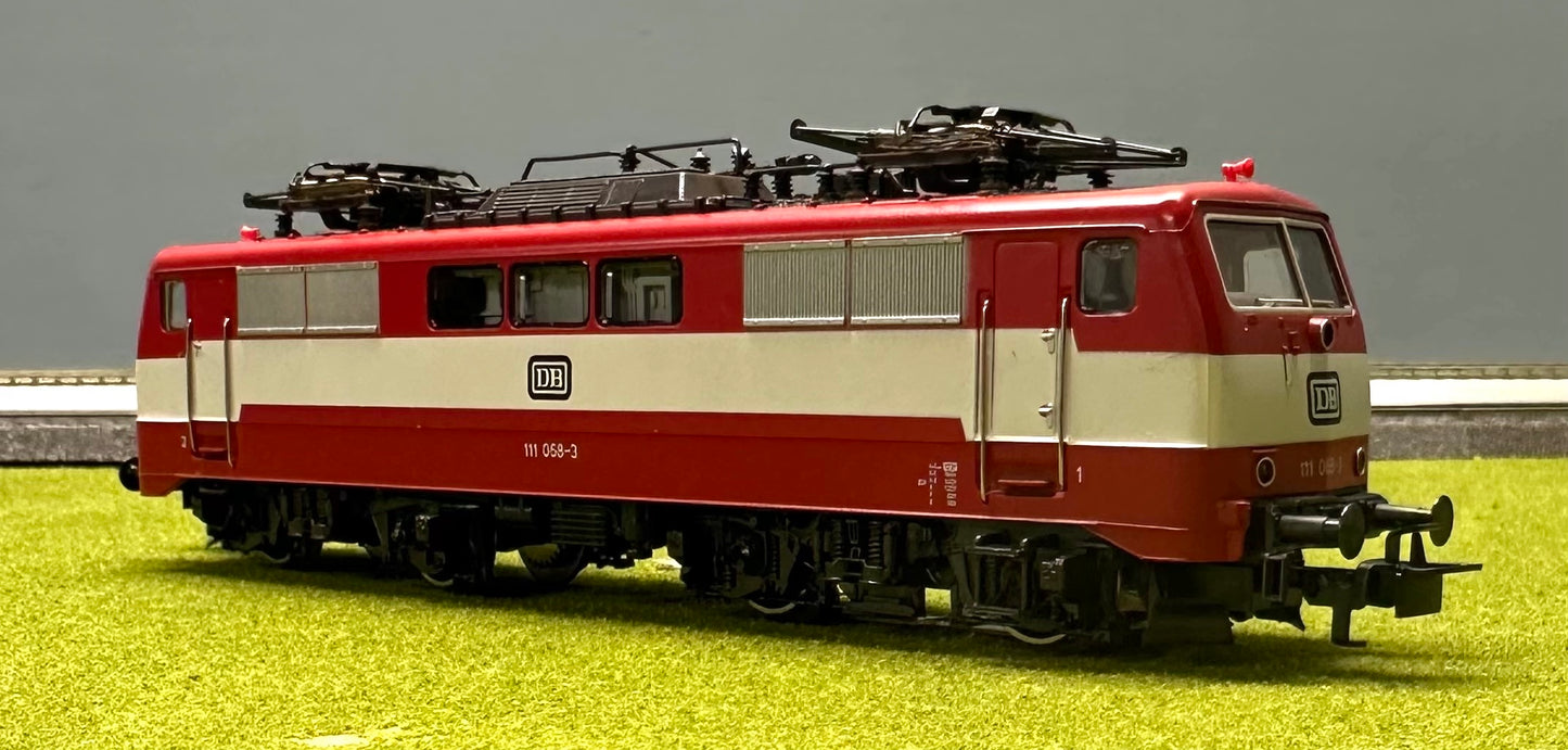 Marklin 3172 HO DB BR111-068-3, 3-Rail Analog AC Electric Locomotive