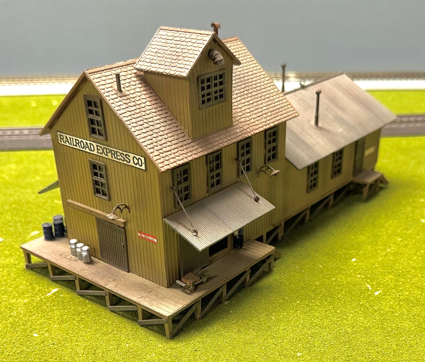 Walthers TrainLine 931-918 HO Scale Custom Painted /Weathered Brick Freight House