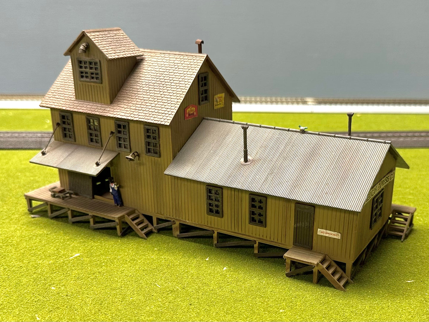 Walthers TrainLine 931-918 HO Scale Custom Painted /Weathered Brick Freight House