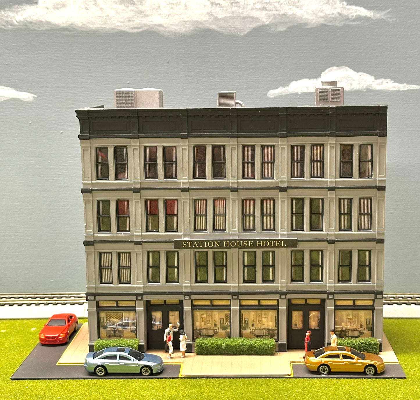 DPM #119 HO Scale "The Station House Hotel" Fully Assembled,+Figures and Vehicles