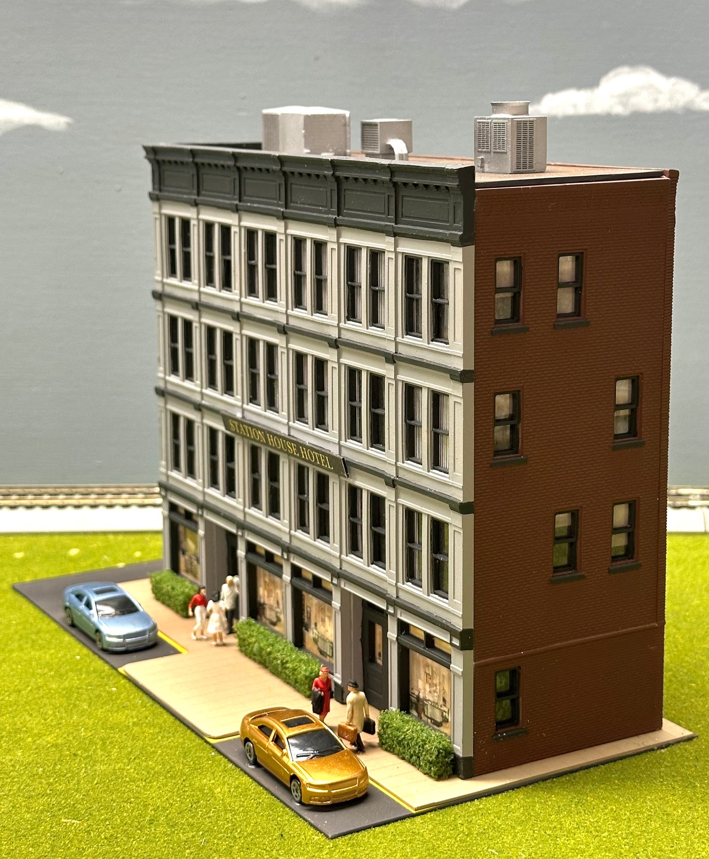DPM #119 HO Scale "The Station House Hotel" Fully Assembled,+Figures and Vehicles