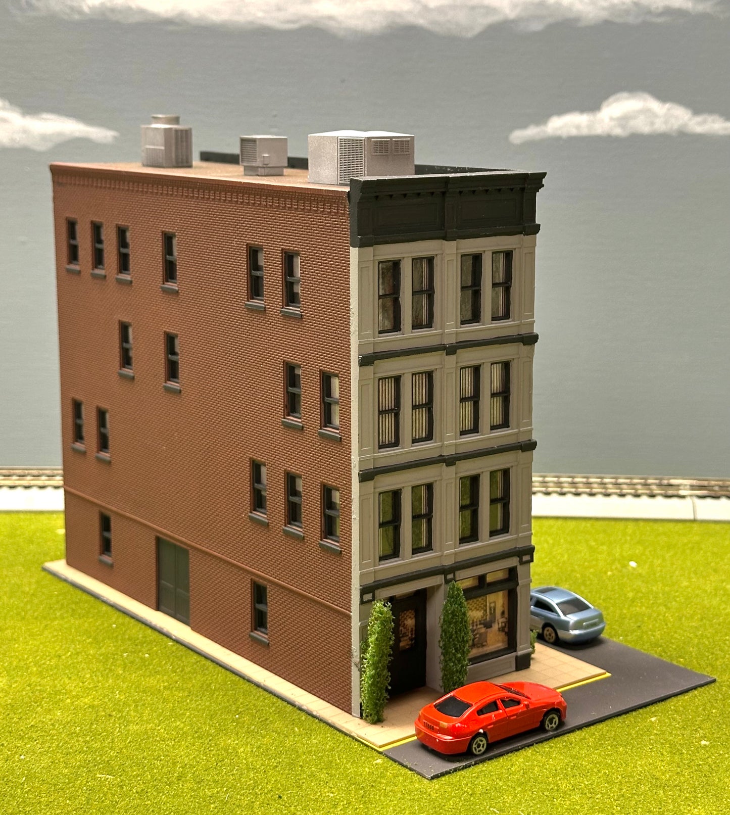 DPM #119 HO Scale "The Station House Hotel" Fully Assembled,+Figures and Vehicles