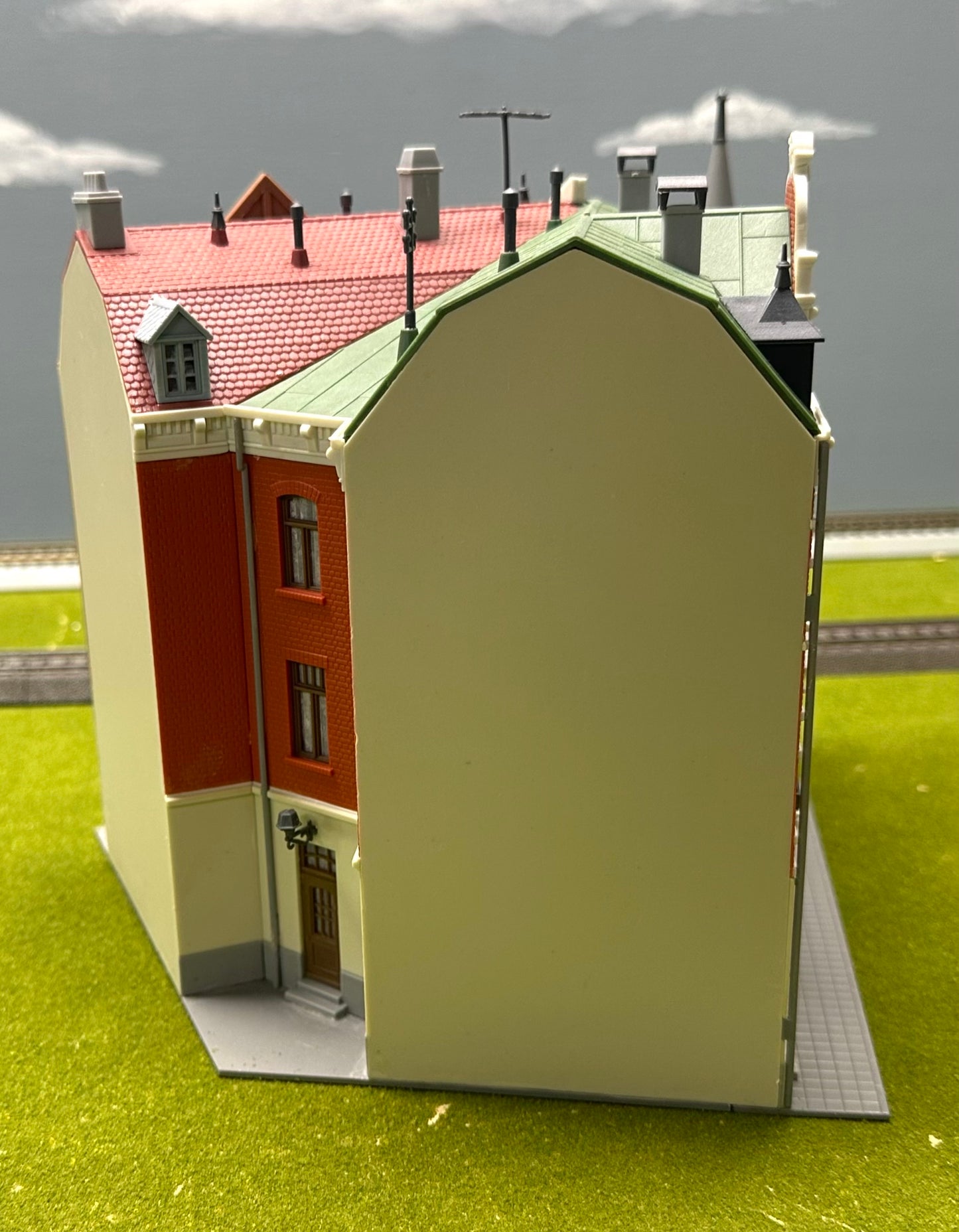 Kibri 38294 HO Scale Corner Terrace House and Shops, Fully Assembled
