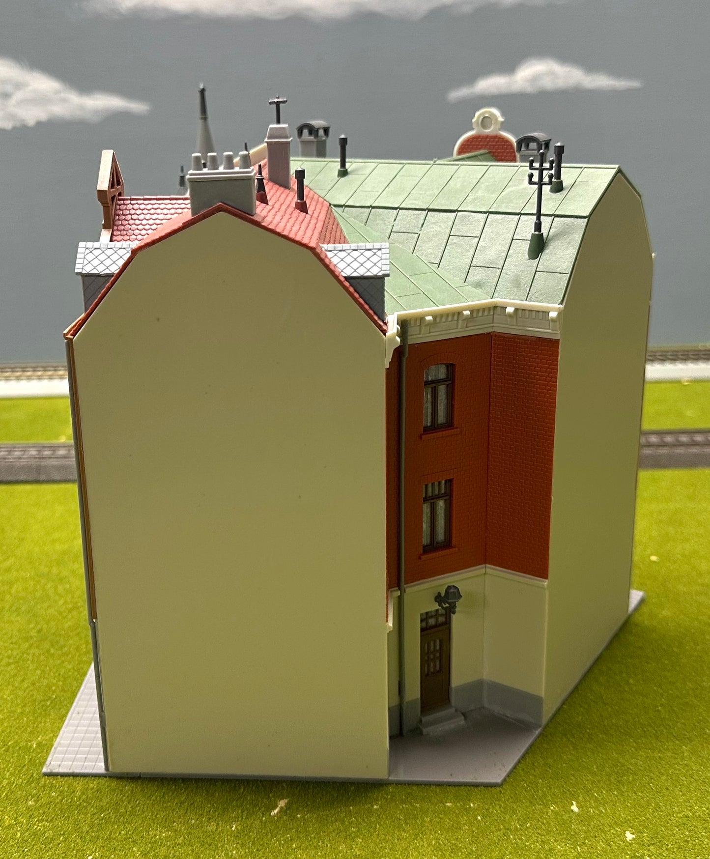 Kibri 38294 HO Scale Corner Terrace House and Shops, Fully Assembled