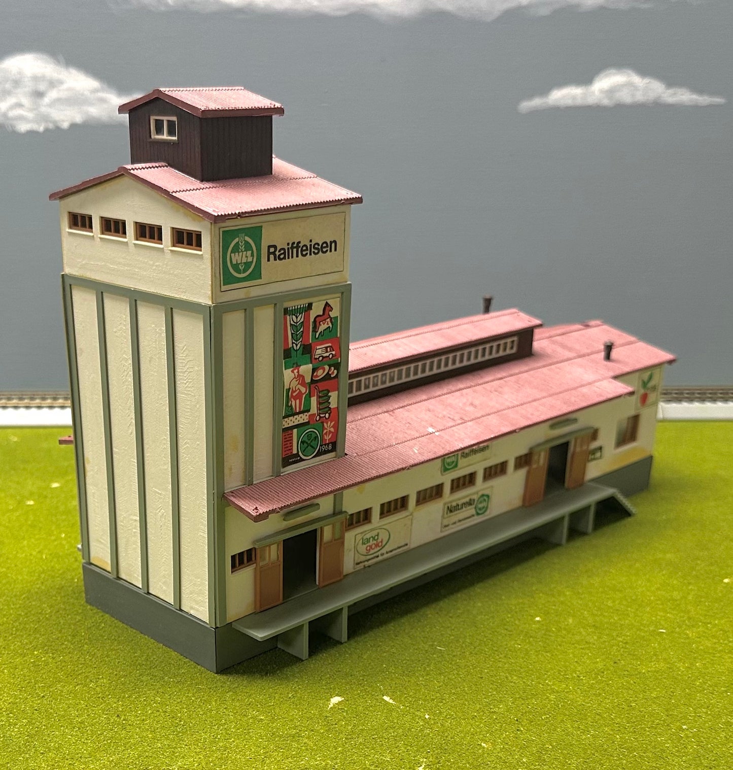 Kibri HO 39208 Raiffeisen Trackside Warehouse, Fully Assembled