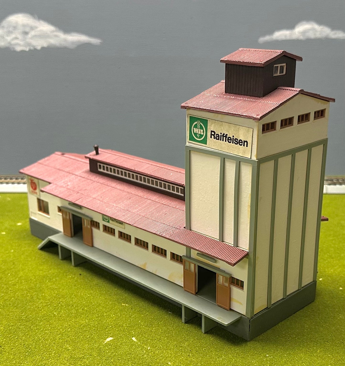 Kibri HO 39208 Raiffeisen Trackside Warehouse, Fully Assembled