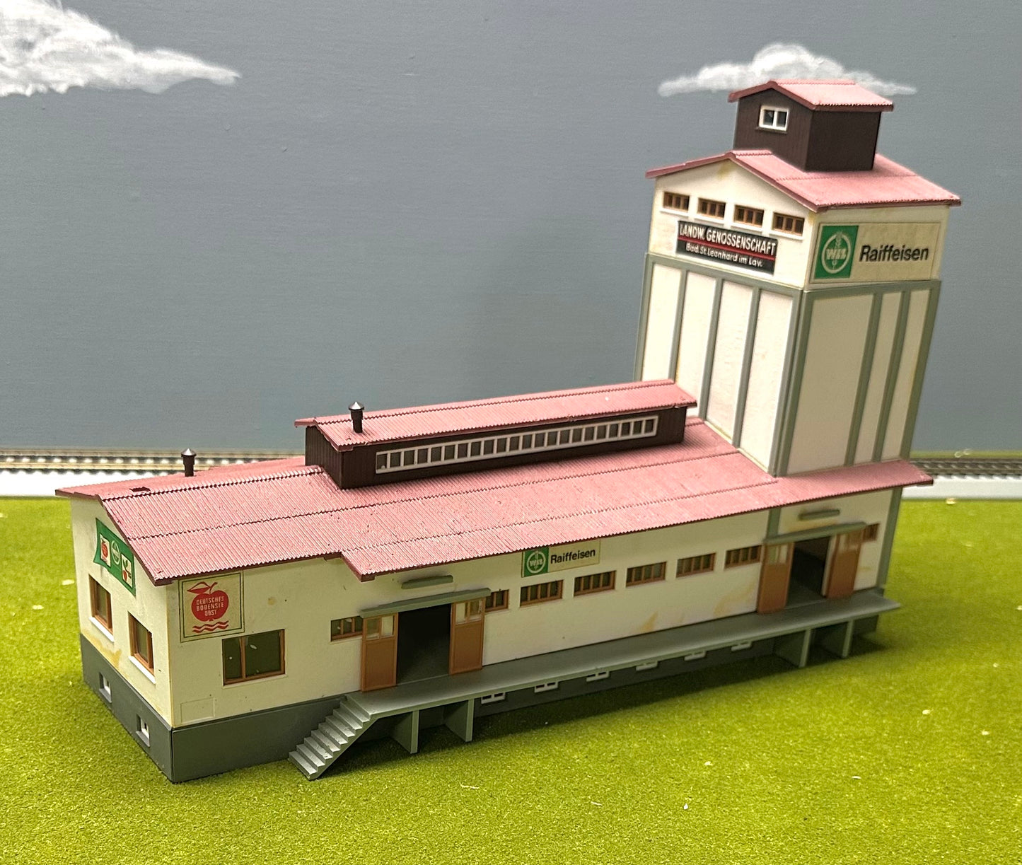Kibri HO 39208 Raiffeisen Trackside Warehouse, Fully Assembled