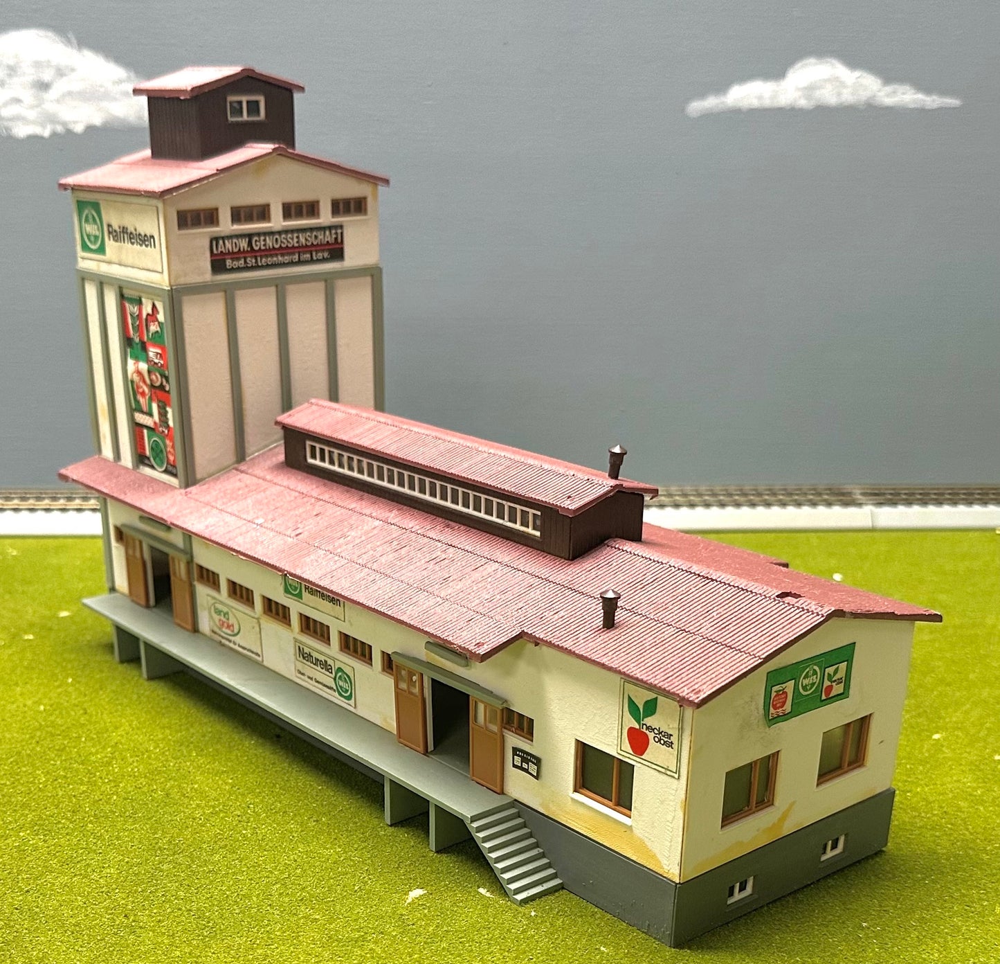 Kibri HO 39208 Raiffeisen Trackside Warehouse, Fully Assembled