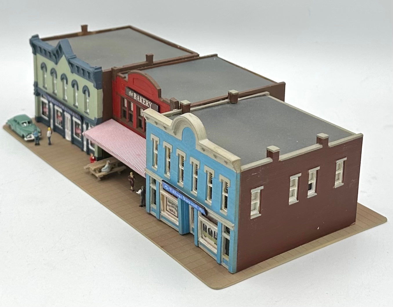 DPM N Scale, Row of 3 Shops individually LED lighted, Custom-painted Street Figures