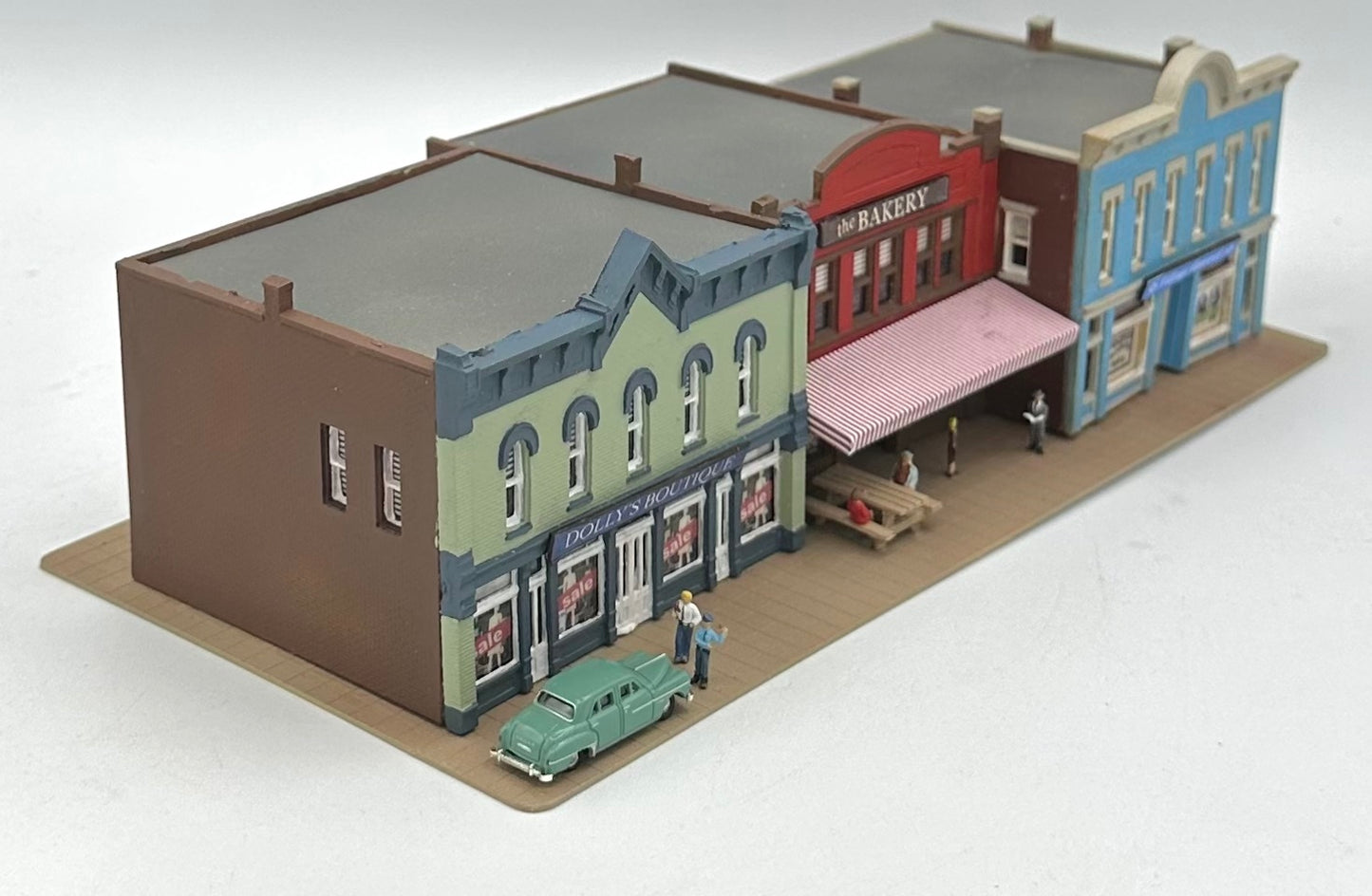 DPM N Scale, Row of 3 Shops individually LED lighted, Custom-painted Street Figures