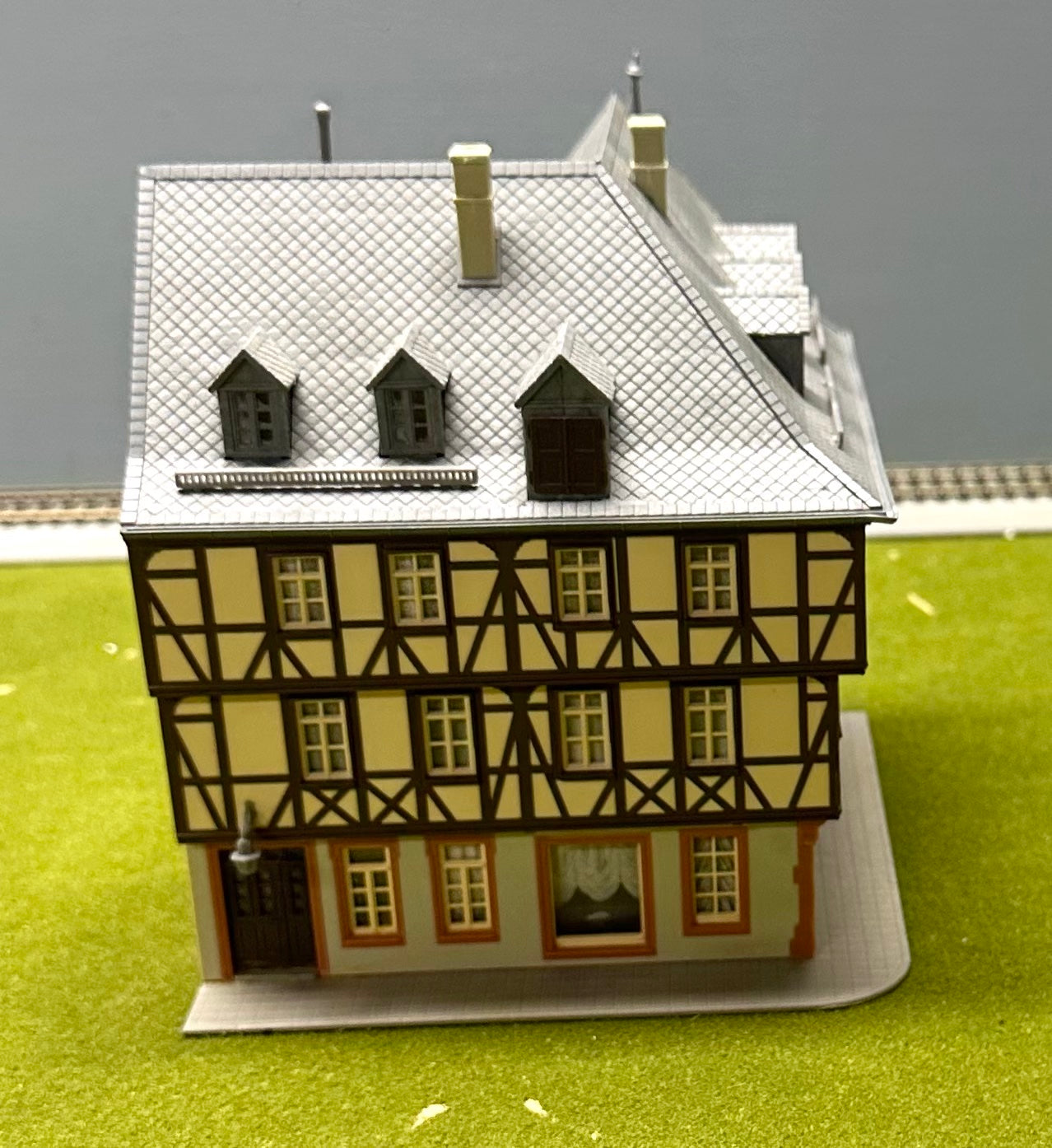 Kibri 38904 HO Scale Miltenberg Half Timber Framed Corner House Fully Assembled