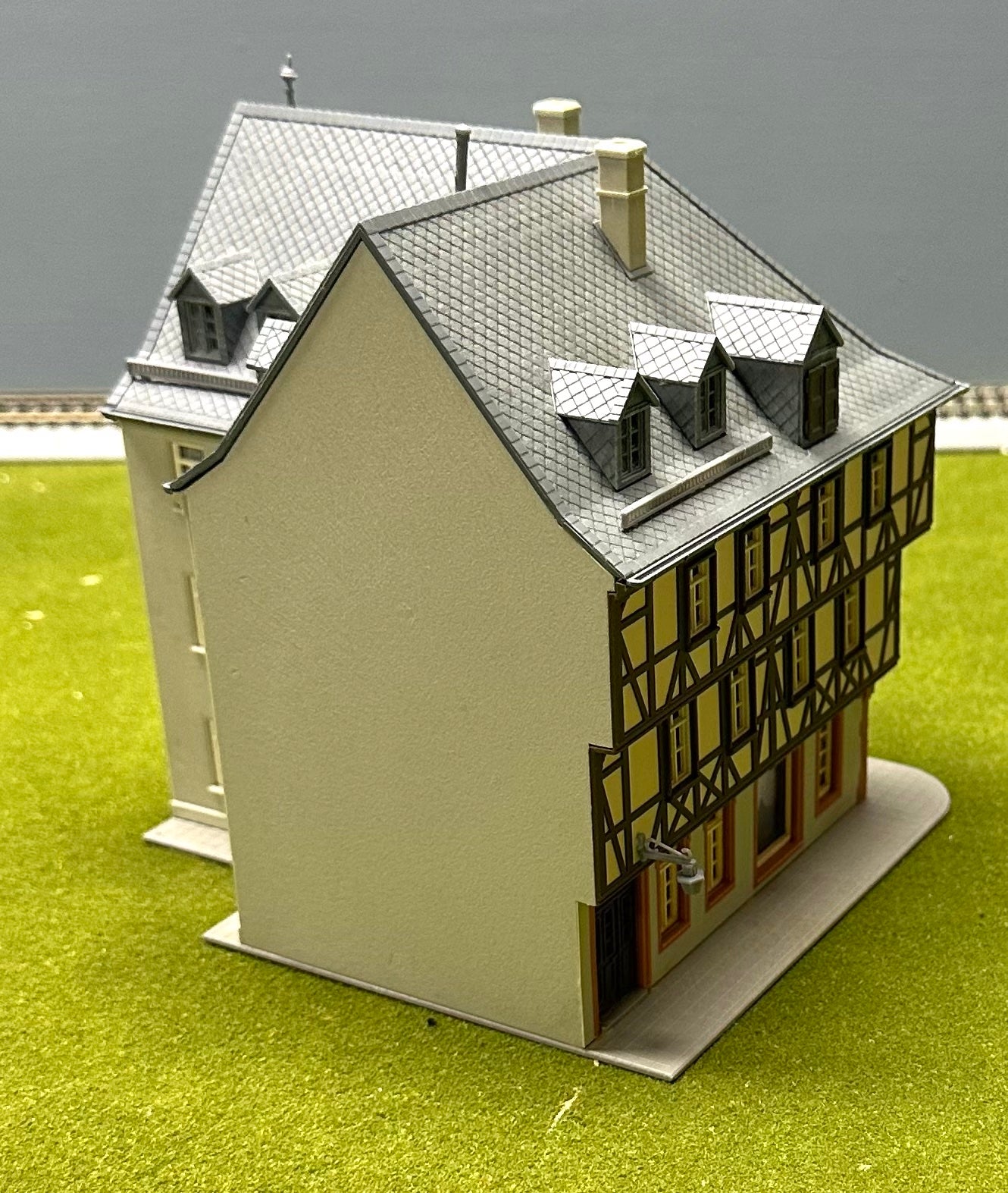 Kibri 38904 HO Scale Miltenberg Half Timber Framed Corner House Fully Assembled