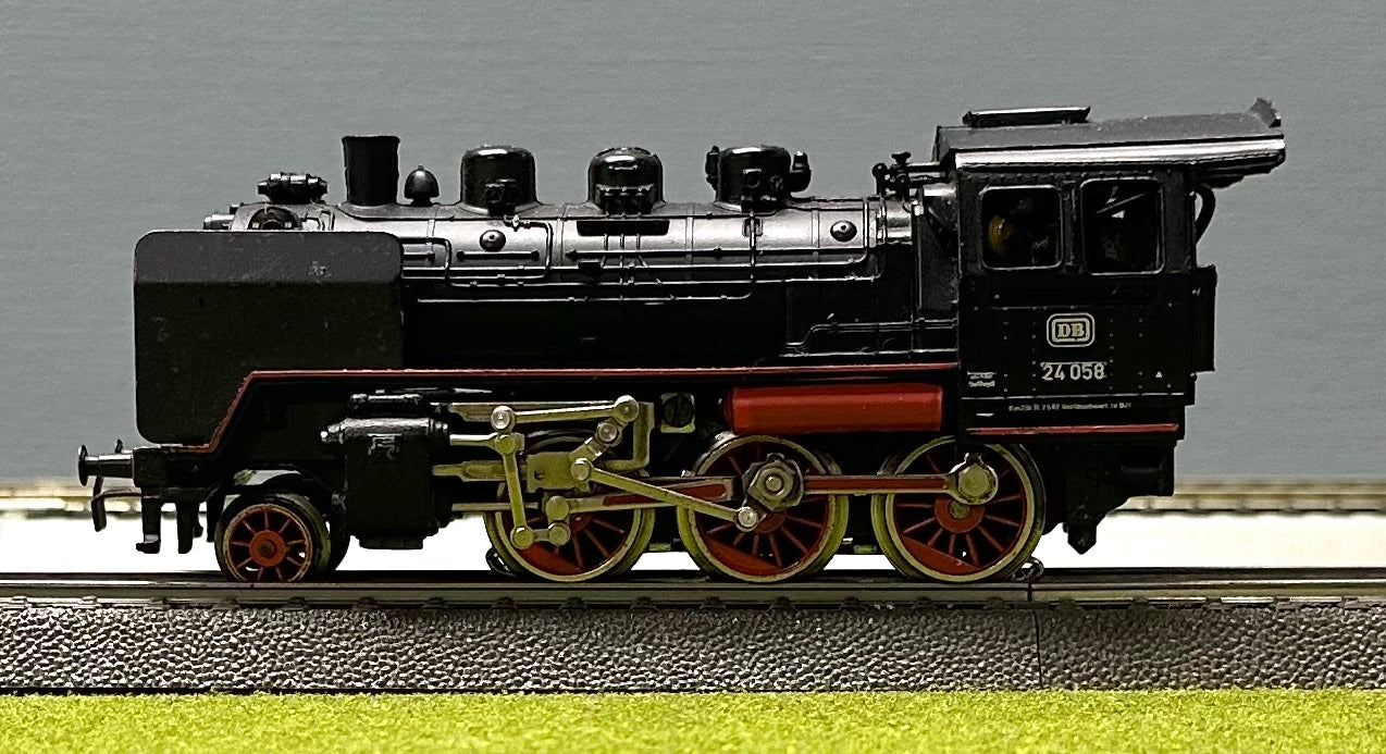 Marklin HO DB BR 24 058 3-Rail Analog AC Steam Locomotive