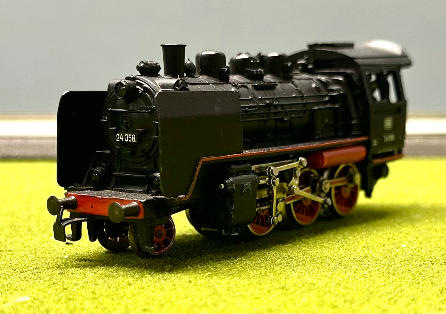 Marklin HO DB BR 24 058 3-Rail Analog AC Steam Locomotive