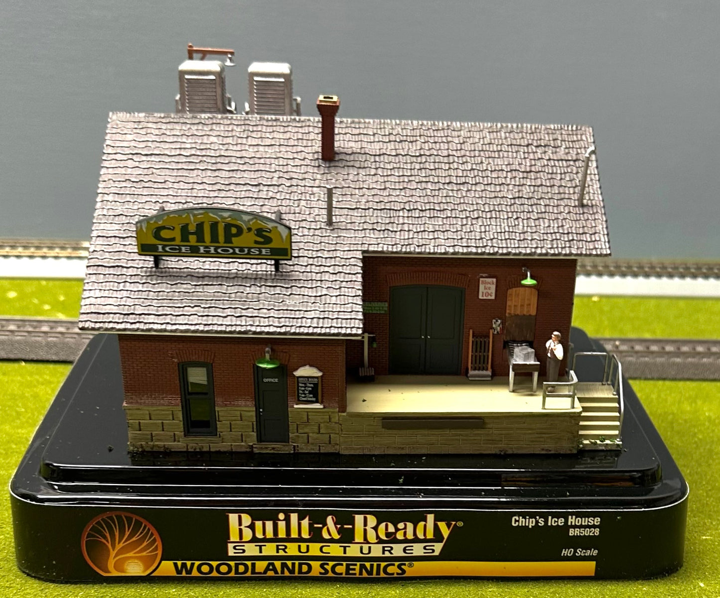 Woodland Scenics BR5028 Chip's Ice House, Built & Ready
