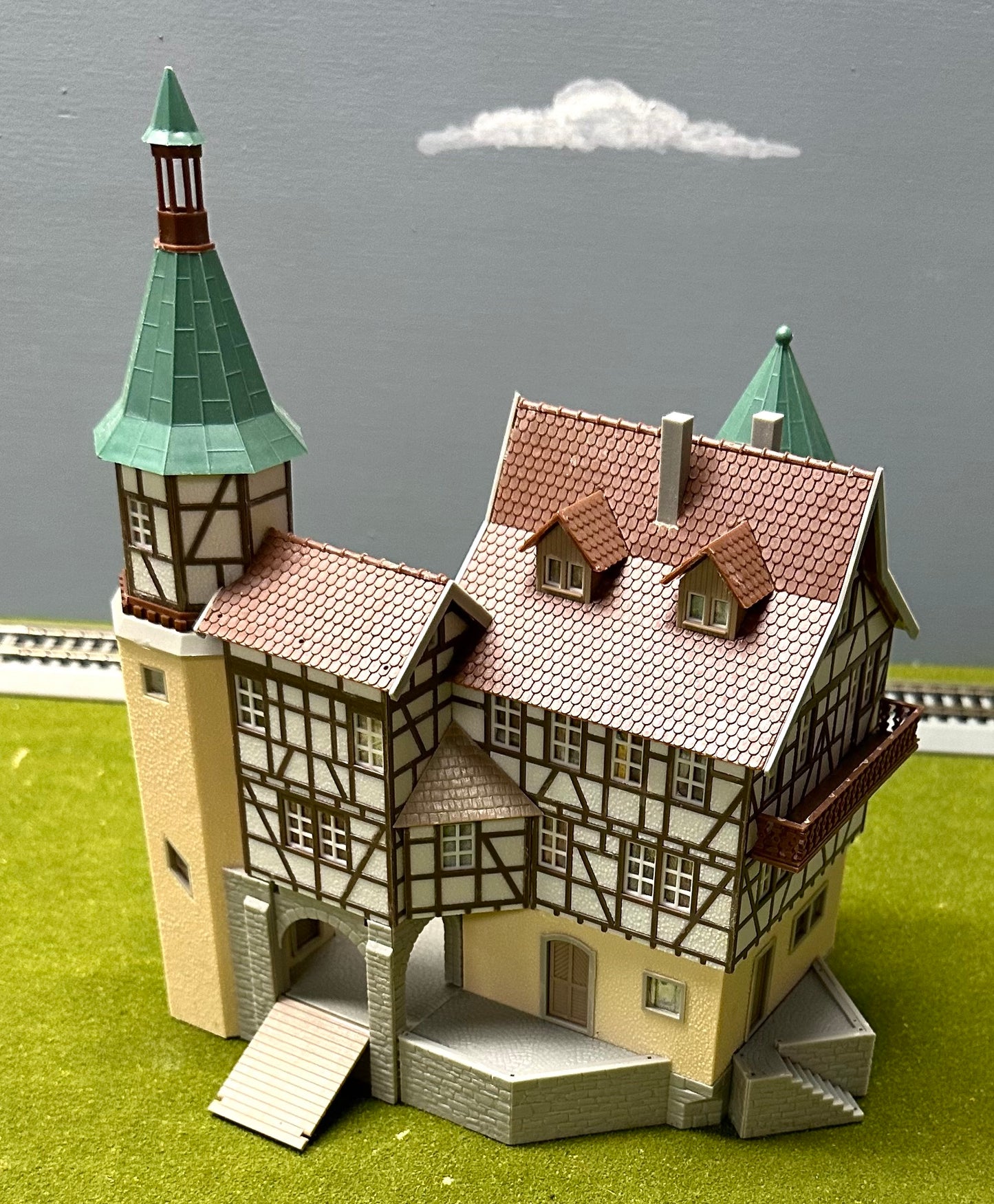 Faller HO Scale F130385 Falkeneck Hunter's Lodge building Fully Assembled