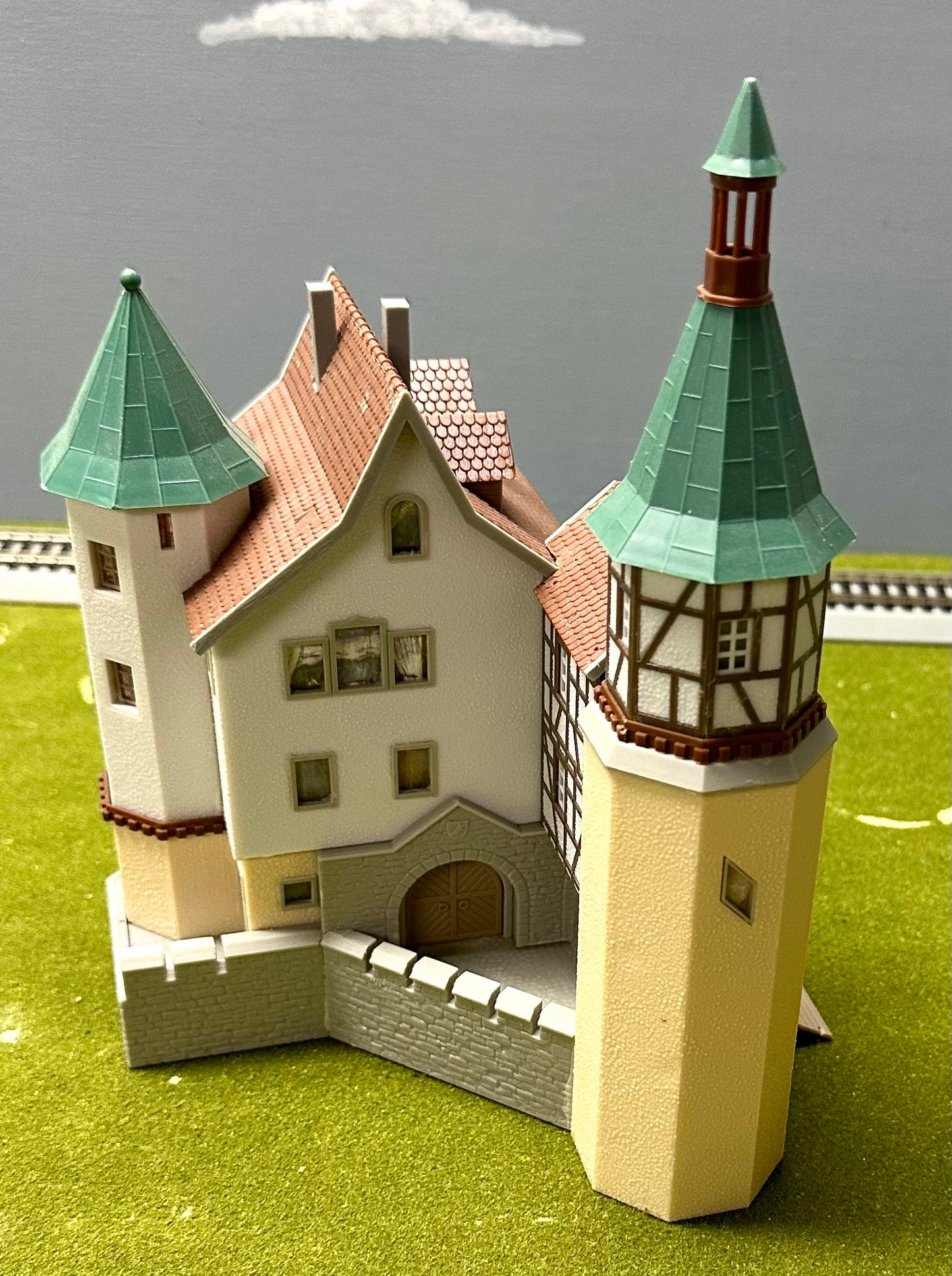 Faller HO Scale F130385 Falkeneck Hunter's Lodge building Fully Assembled