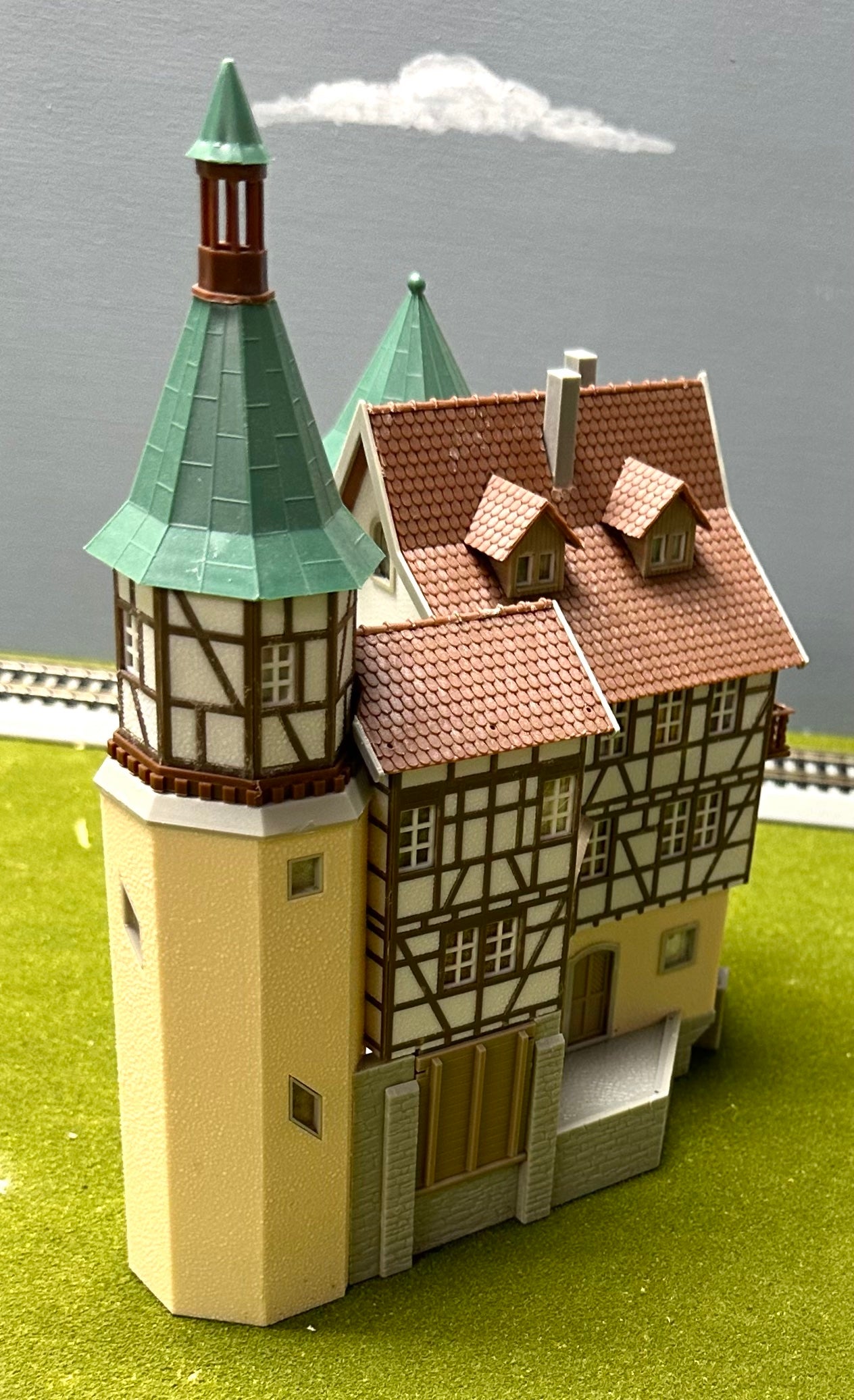 Faller HO Scale F130385 Falkeneck Hunter's Lodge building Fully Assembled