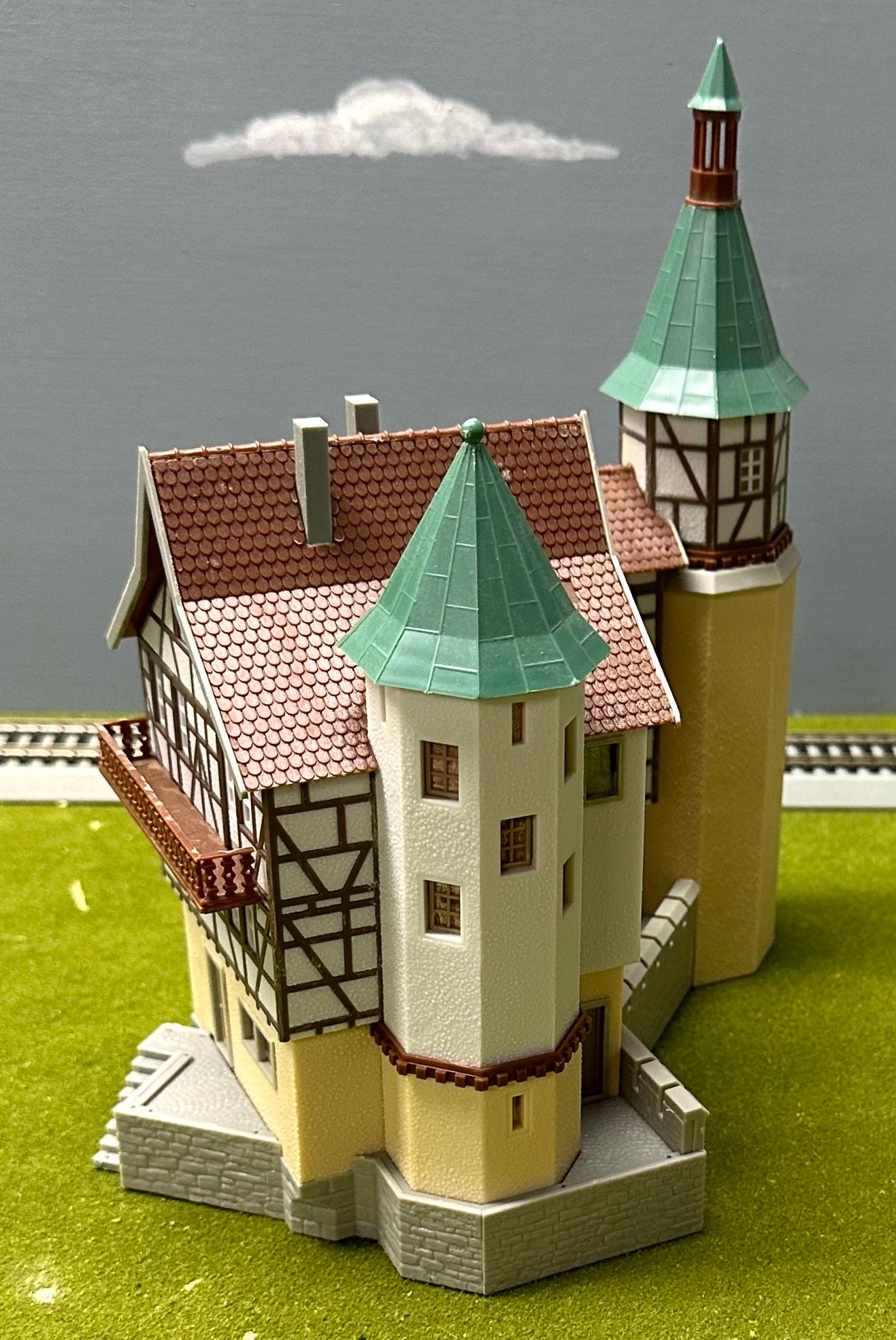 Faller HO Scale F130385 Falkeneck Hunter's Lodge building Fully Assembled