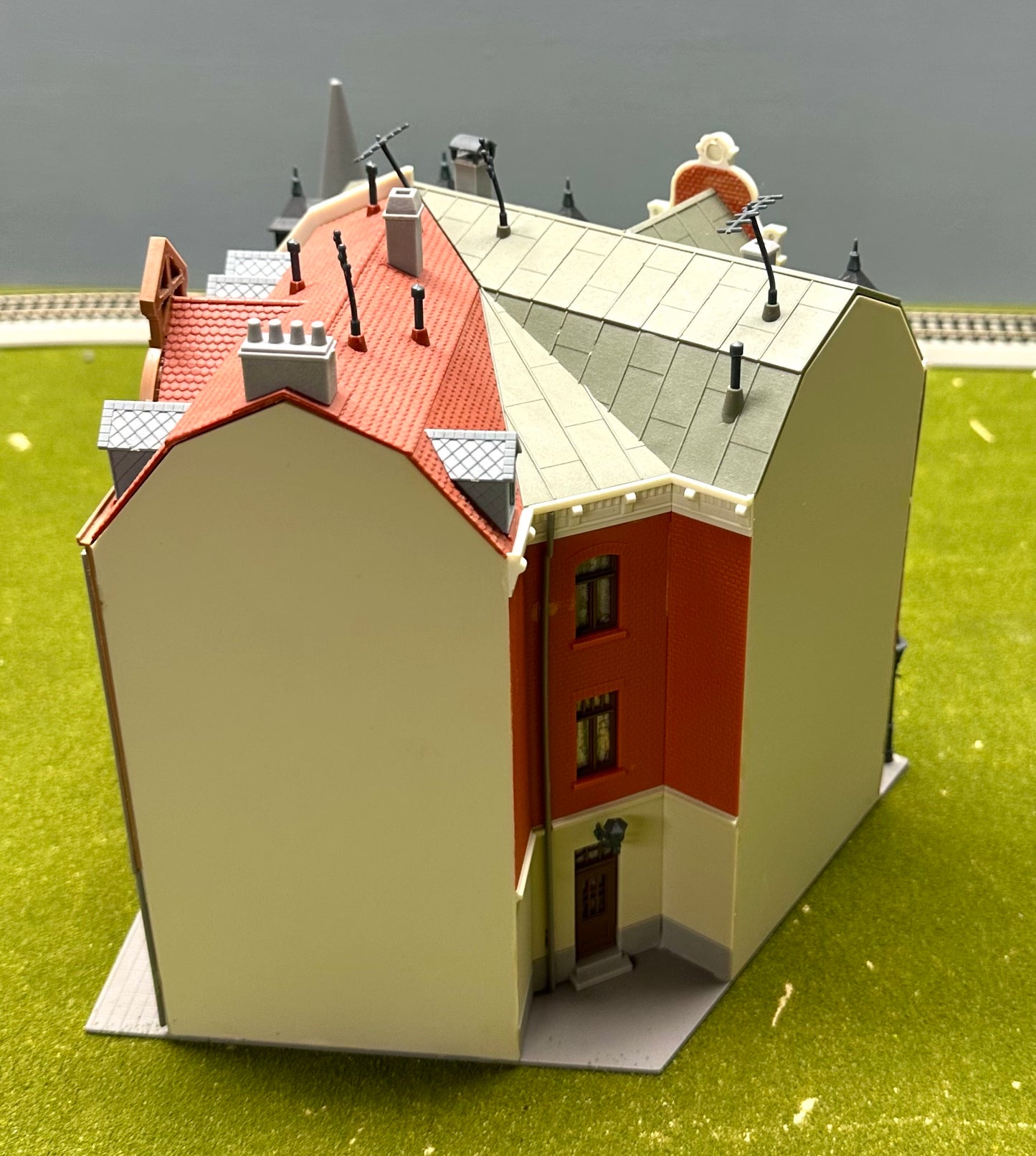 Kibri 38294 HO Scale Corner Terrace House and Shops Fully Assembled