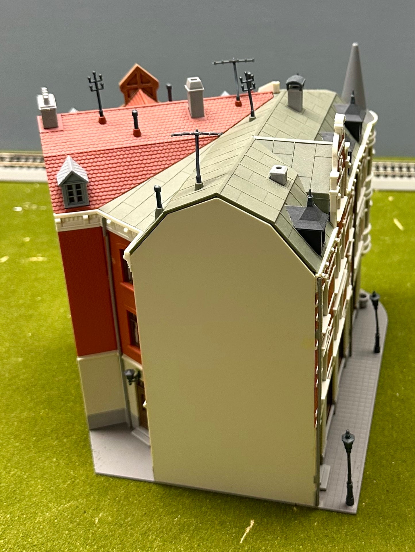 Kibri 38294 HO Scale Corner Terrace House and Shops Fully Assembled
