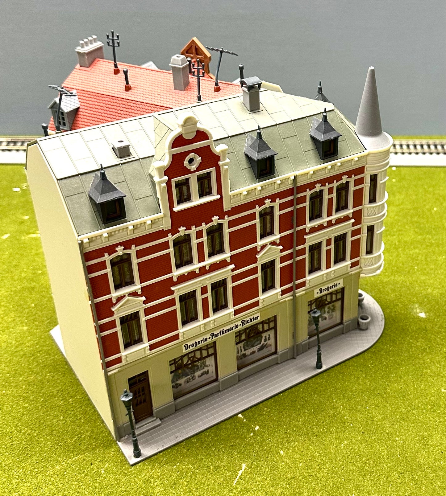Kibri 38294 HO Scale Corner Terrace House and Shops Fully Assembled